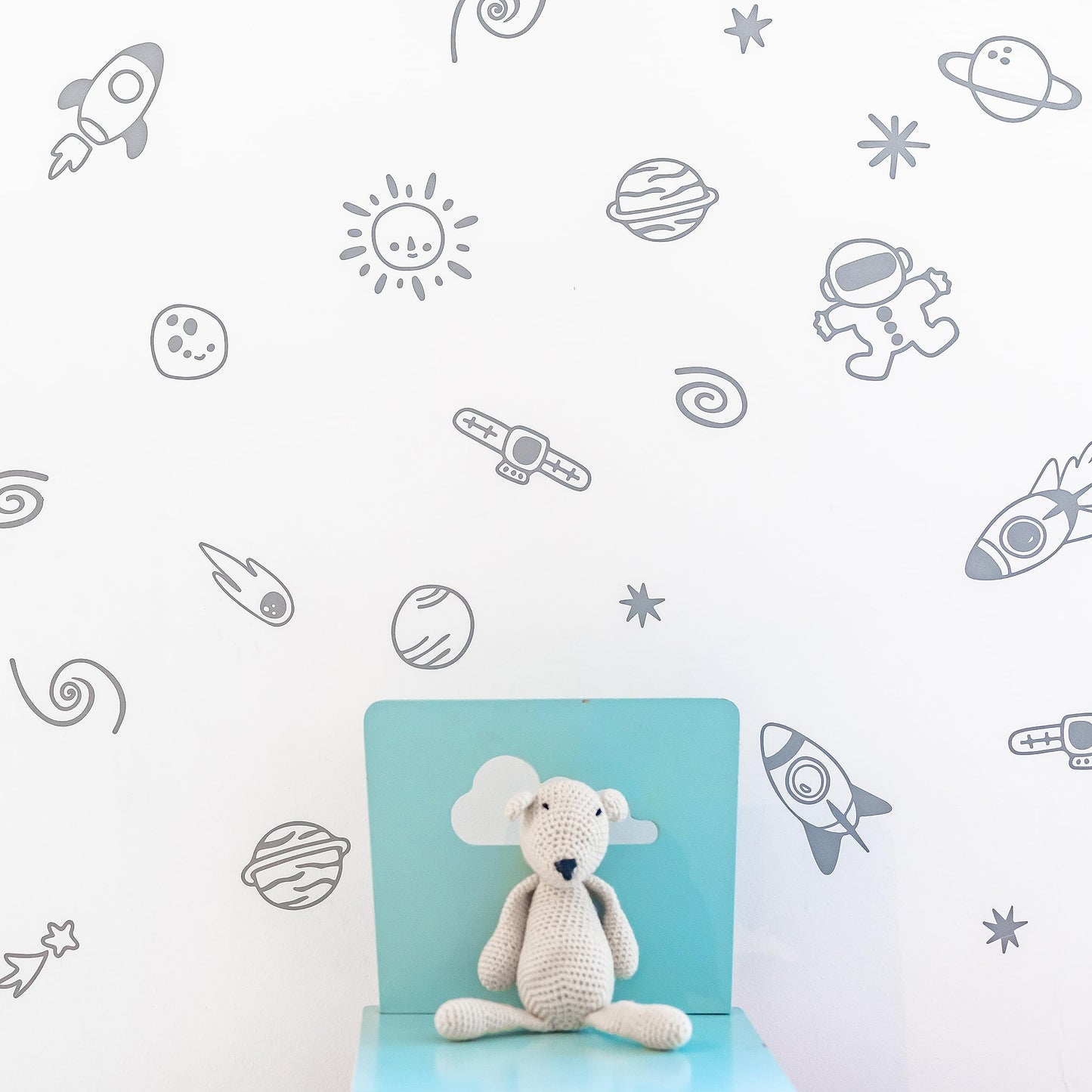 40 pegatinas de vinilo espacial gris para pared de Vieli Arte. Pegatinas adhesivas Galaxy para habitación infantil, decoración de dormitorio de bebé Diseño original de artista. Sol, Luna, Estrellas, Planetas, Astronauta (Gris)