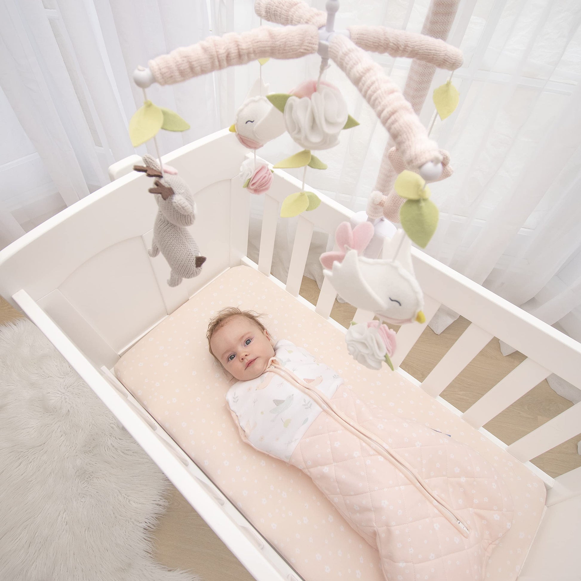 Living Textiles Baby Musical Mobile – Ava Birds | Juguete para cuna, personajes de bosque de punto, decoración de guardería, Chupete calmante con 12 canciones de cuna esencial y perfecto para niños y niñas