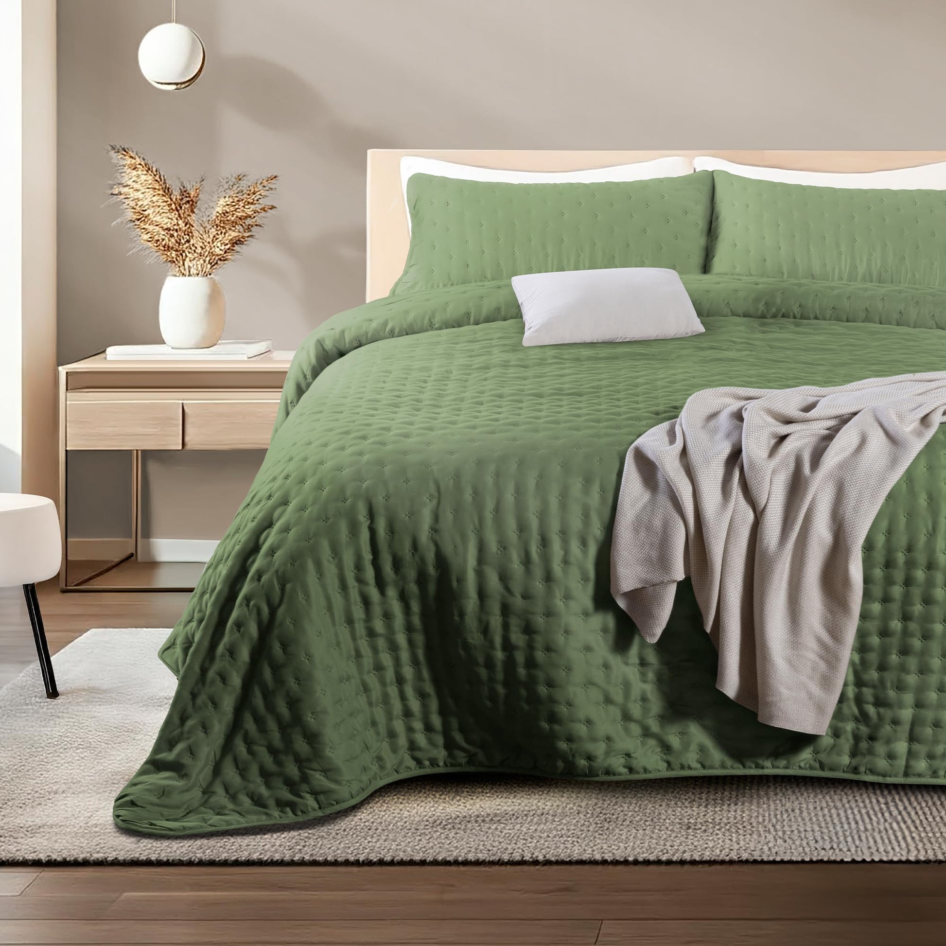 Dreamlab Colcha Ligera con 1 Funda de Almohada, Capitonado, Ultra Suave.Hipoalergénico. Edrecolcha para Cama. Edredón para Verano y Todas Las Estaciones. (Individual 175x240 cm,Trébol,Verde Seco)