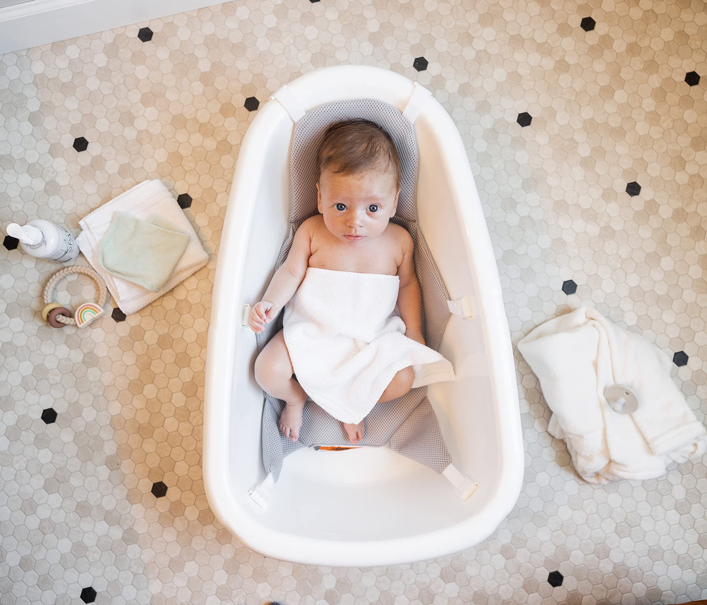 Regalo Baby Basics - tina 3 en 1 Grow with Me, marca galardonada, ajustable a medida que tu bebé crece, incluye correa de malla de aire acolchada de espuma, gancho de secado