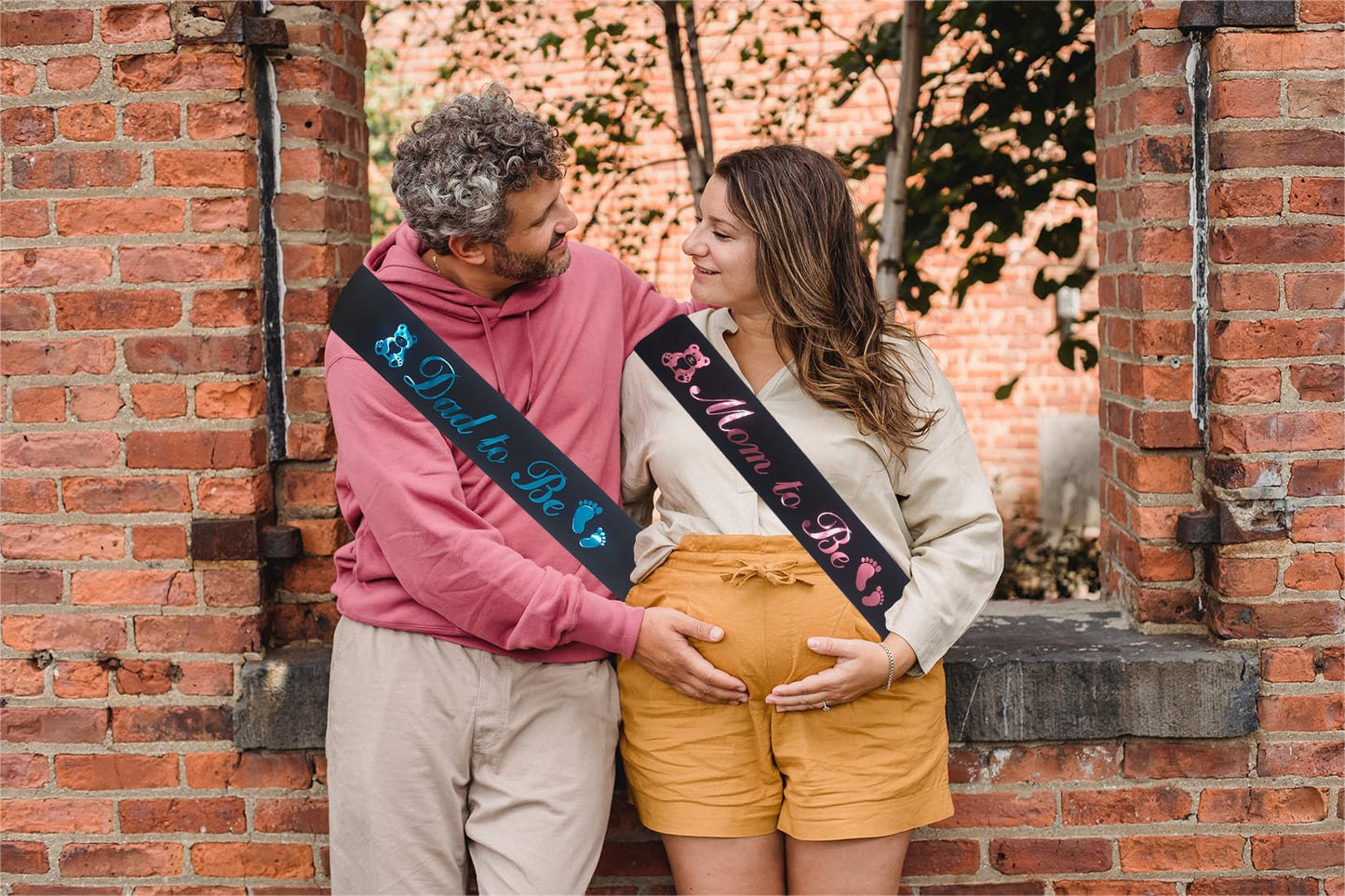 Juego de 2 bandas para mamá a ser y papá para ser sash, satén negro con letras doradas y azules, suministros de decoración de baby shower para regalos de madre padre, fiesta de revelación de género