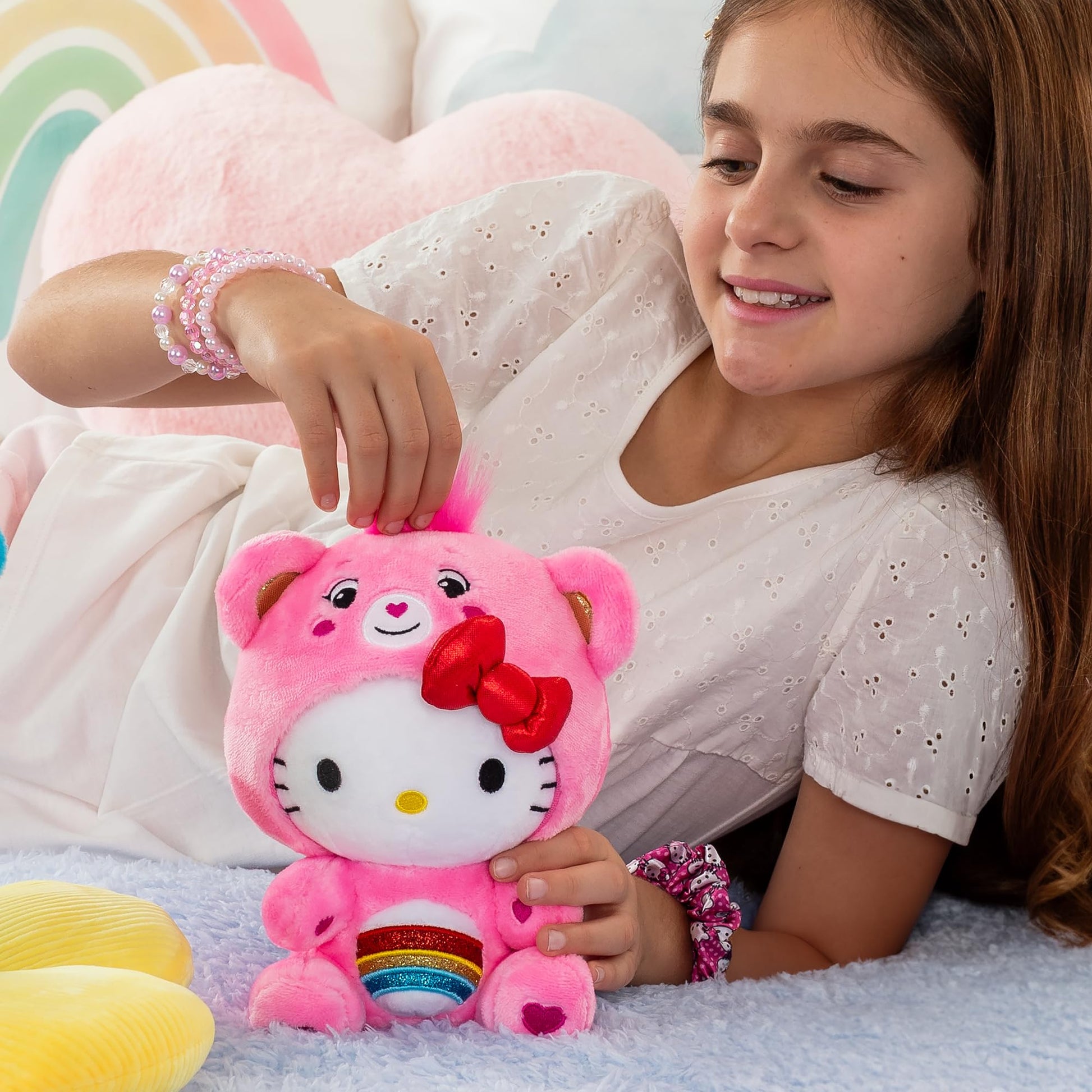 Care Bears - Hello Kitty Vestida como Cheer Bear de 23 cm, Felpa, de tamaño Divertido, Suave y abrazable - Bueno para niñas y niños, empleados, coleccionistas, a Partir de 4 años