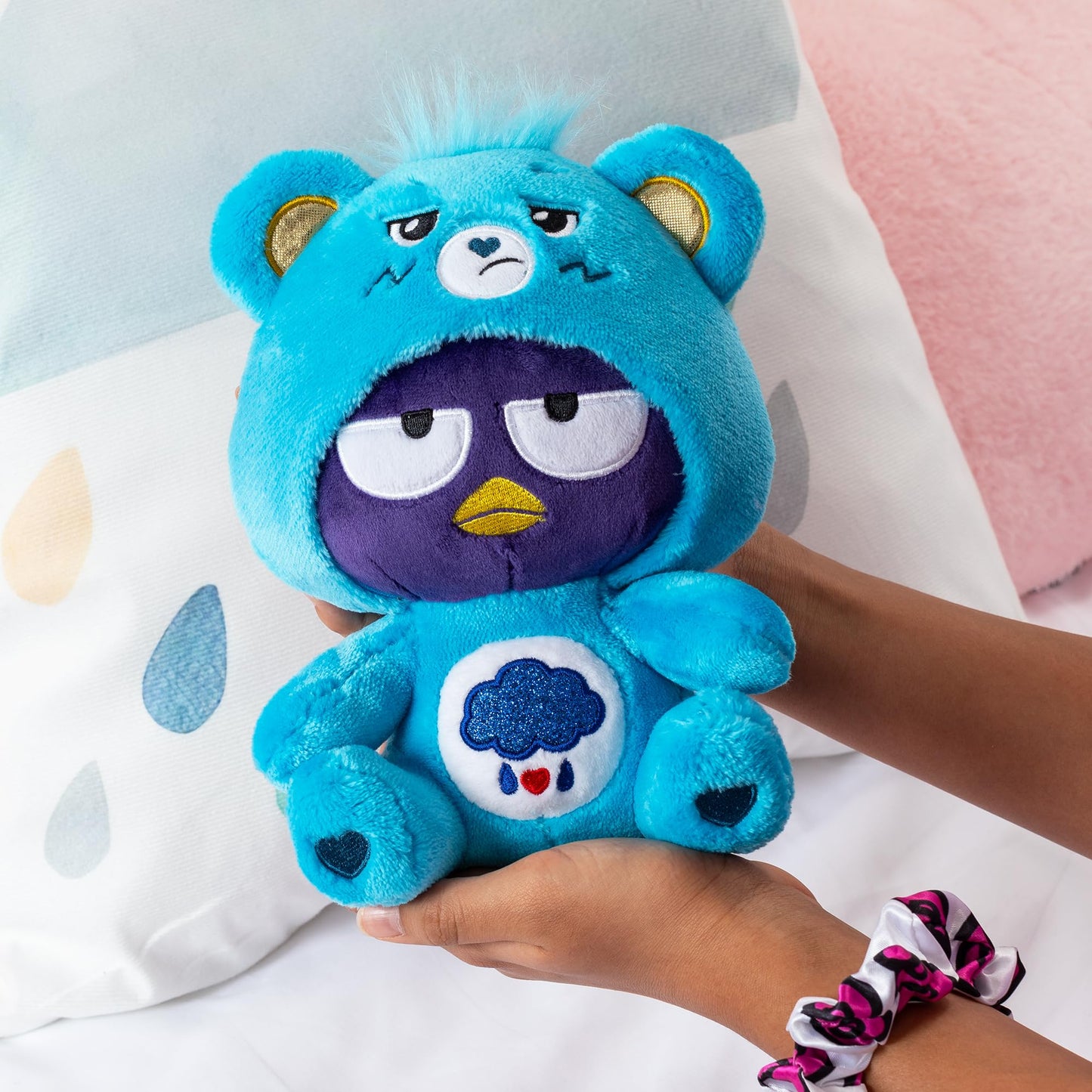 Care Bears Badtz-Maru Muñeco de Peluche Vestido de Oso Gruñón de 23 cm, Azul, Suave y abrazable, Apto para niñas y niños, empleados, coleccionistas, a Partir de los 4 años de Edad