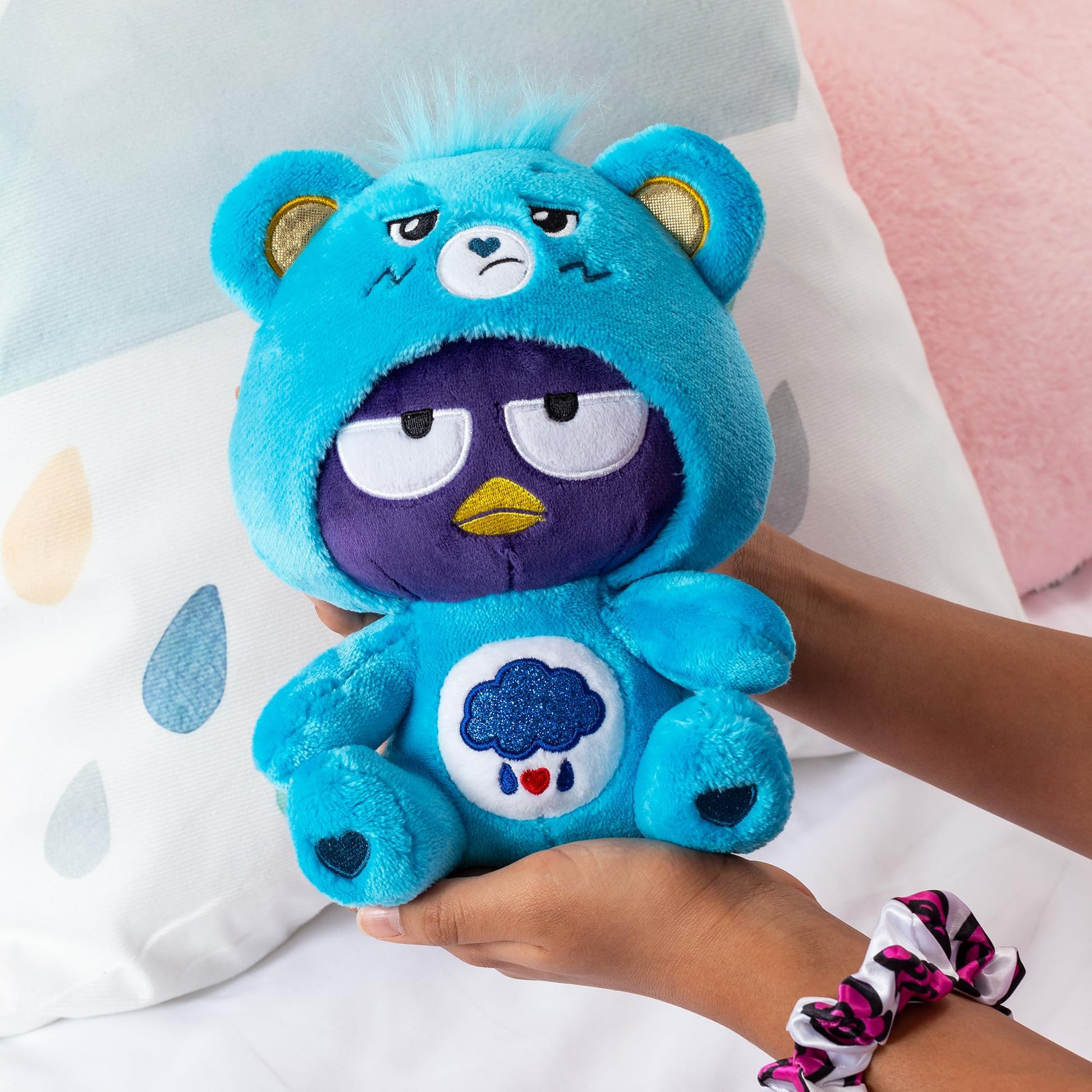 Care Bears Badtz-Maru Muñeco de Peluche Vestido de Oso Gruñón de 23 cm, Azul, Suave y abrazable, Apto para niñas y niños, empleados, coleccionistas, a Partir de los 4 años de Edad