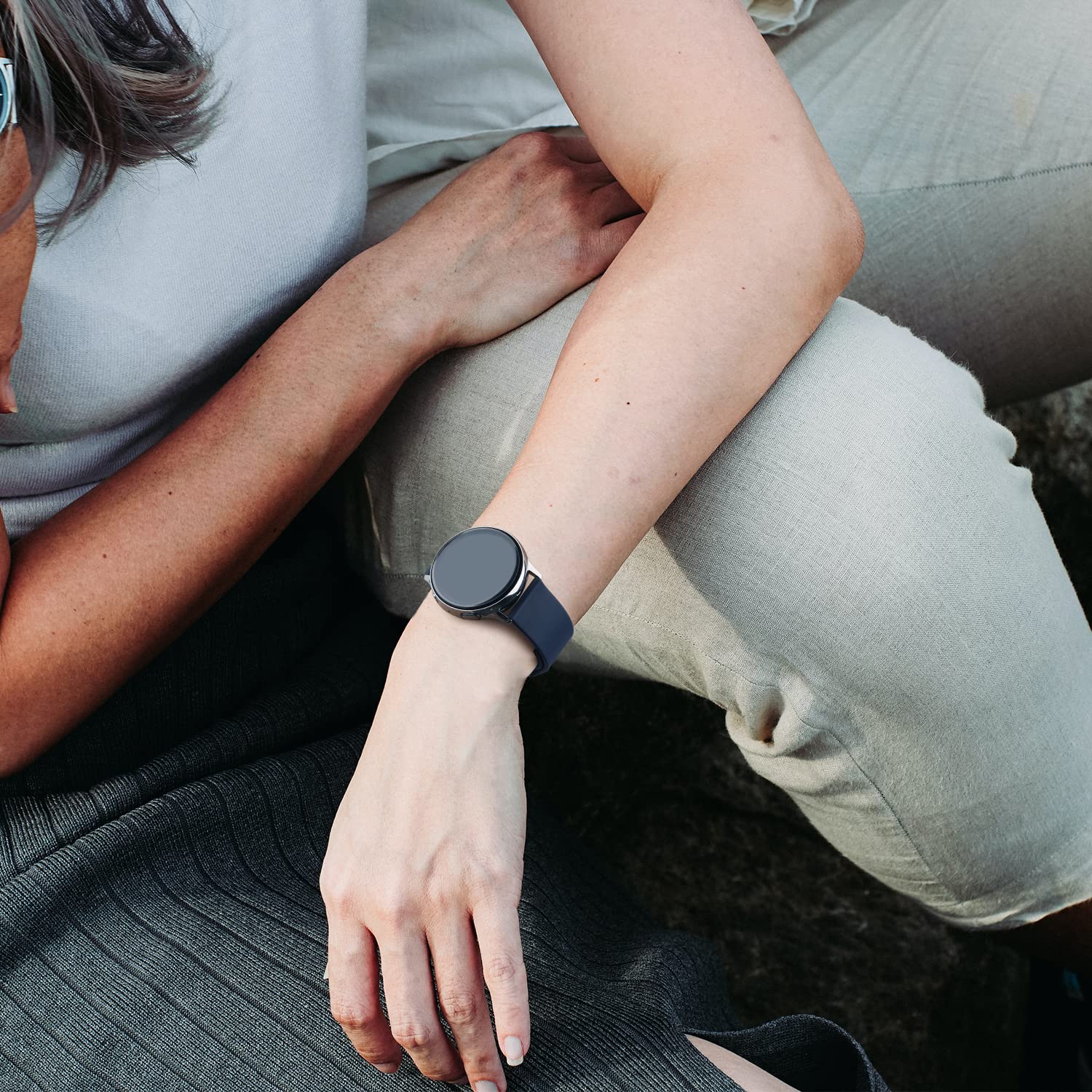 Paquete de 4 correas compatibles con Samsung Galaxy Watch 4 Bands 40 mm 44 mm, Galaxy Watch 4 Classic Band 42 mm 46 mm, 20 mm correa deportiva de silicona ajustable correa de repuesto para Galaxy Watch 4 mujeres hombres (Negro / Gris / Azul Marino / Blanc