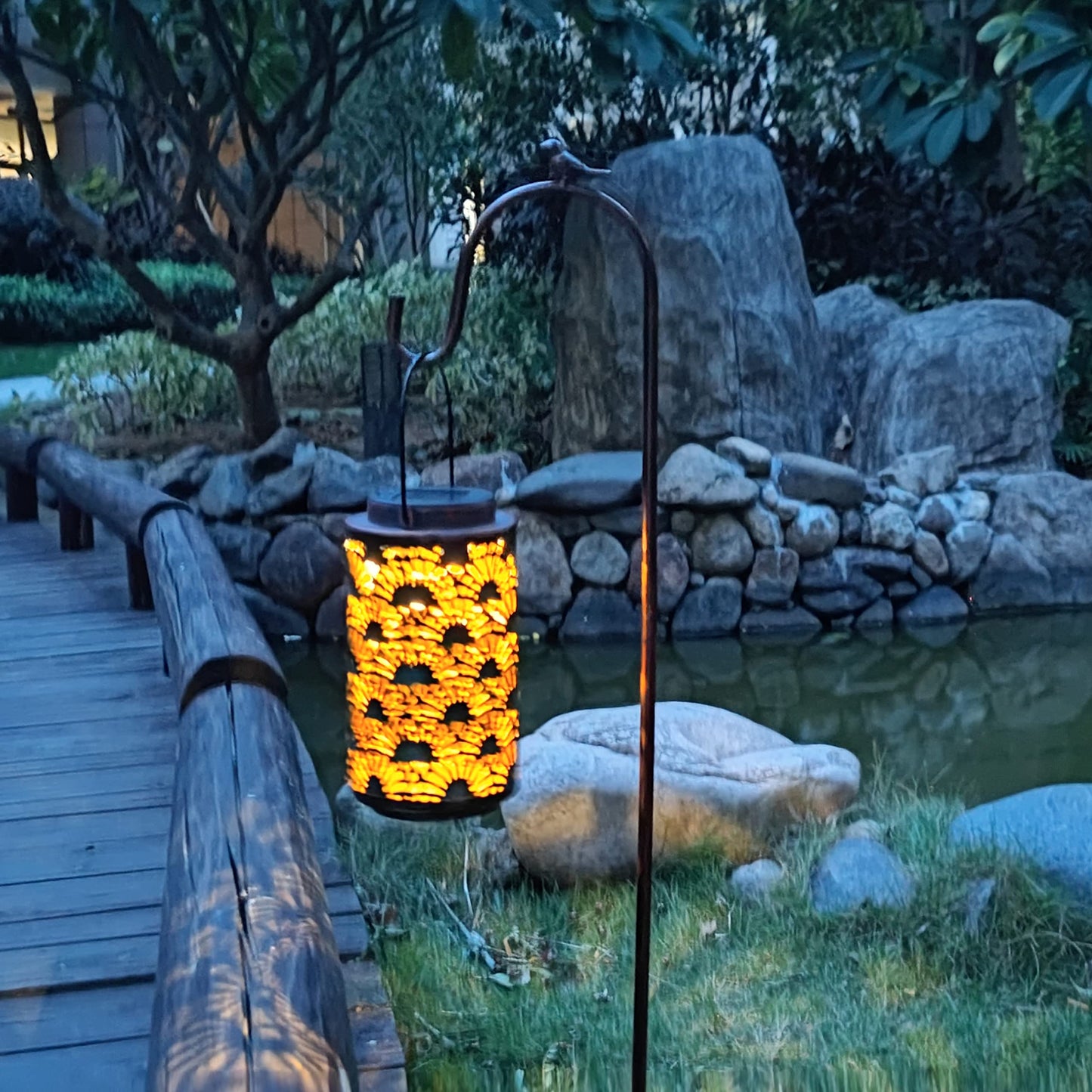 COOZZYHOUR - Ganchos de pastor de 39 pulgadas para exteriores, juego de 2 ganchos de metal para colgar luces solares, comederos de pájaros, cesta de flores, luces de Navidad, linternas, estacas de