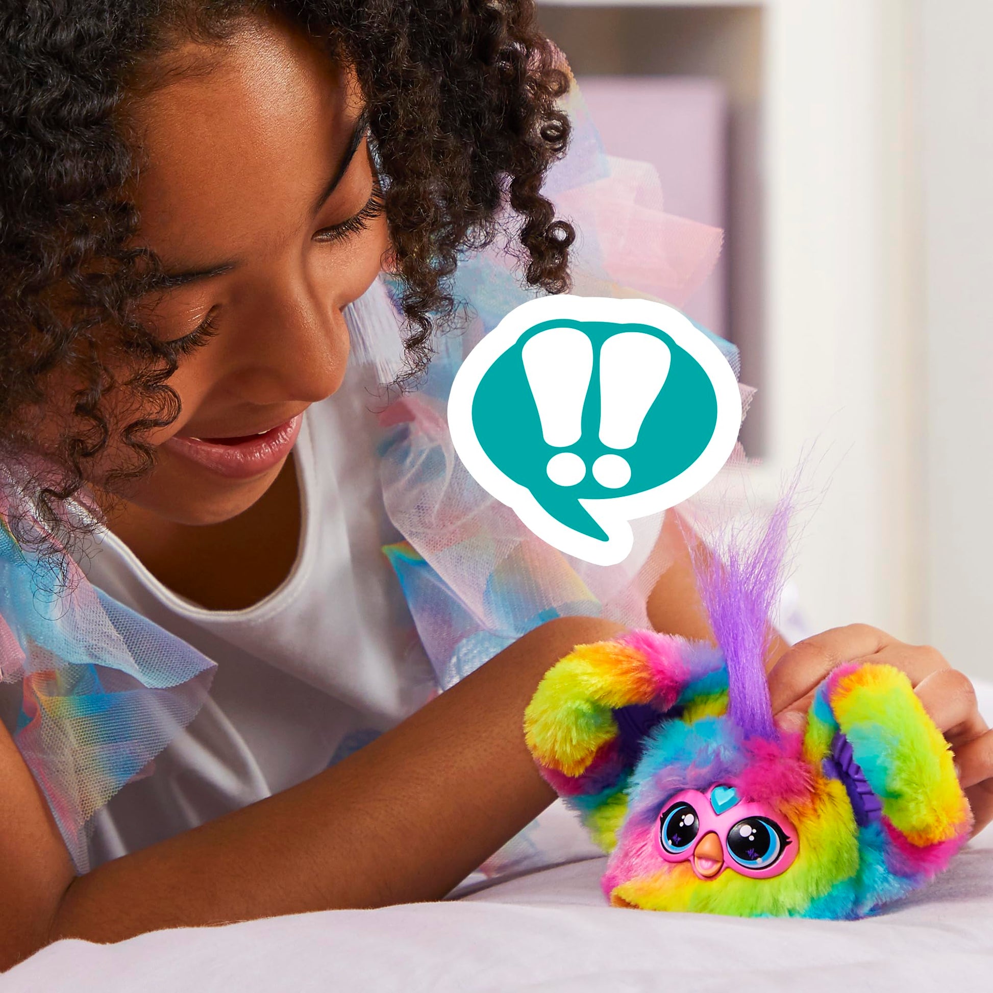 Furby Furblets Peluche Miniamigo Ray-Vee - Peluche electrónico arcoíris con más de 45 Sonidos, música K-Pop y Frases en Furbish con Llavero para niños y niñas a Partir de 6 años