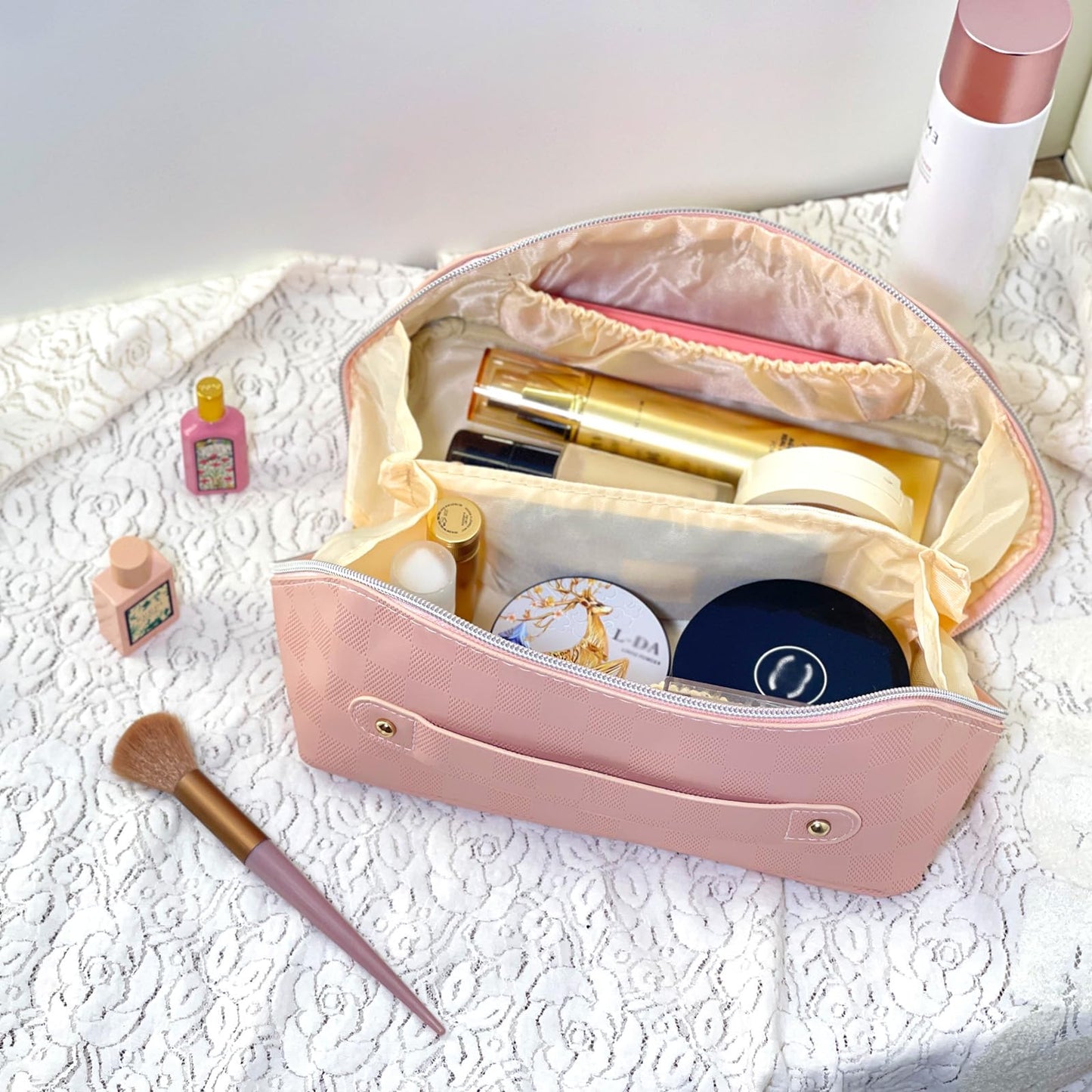 Meruya Bolsa de maquillaje de viaje, organizador de cosméticos de múltiples bolsillos con apertura amplia y divisor, bolsa de aseo de piel sintética con 2 mini bolsas de almacenamiento, Rosado