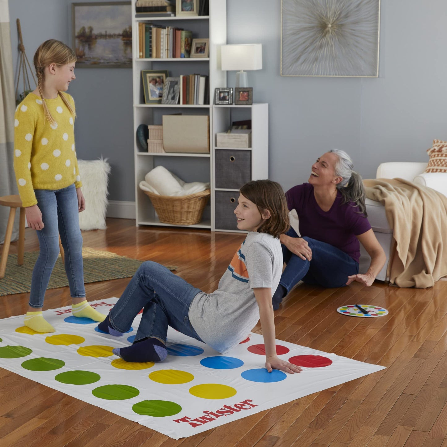 Hasbro Twister - Juego de Mesa clásico para 2 o más Jugadores, Juego de Interior y Exterior para niños de 6 años en adelante, el Embalaje Puede Variar