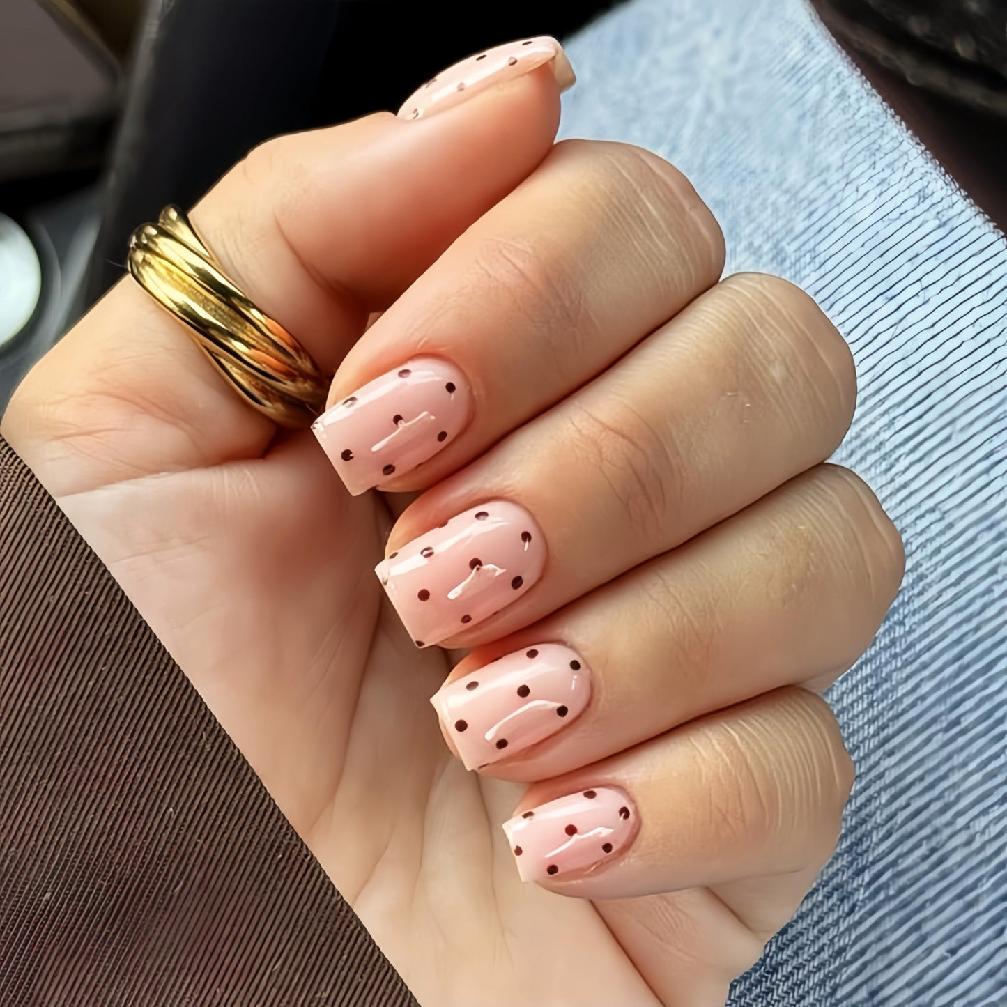 SXVME Uñas postizas cortas de lunares, cuadradas en rosa nude, con diseños, con lunares marrones, reutilizables, brillantes y suaves, con gel adhesivo para mujer (24 unidades)