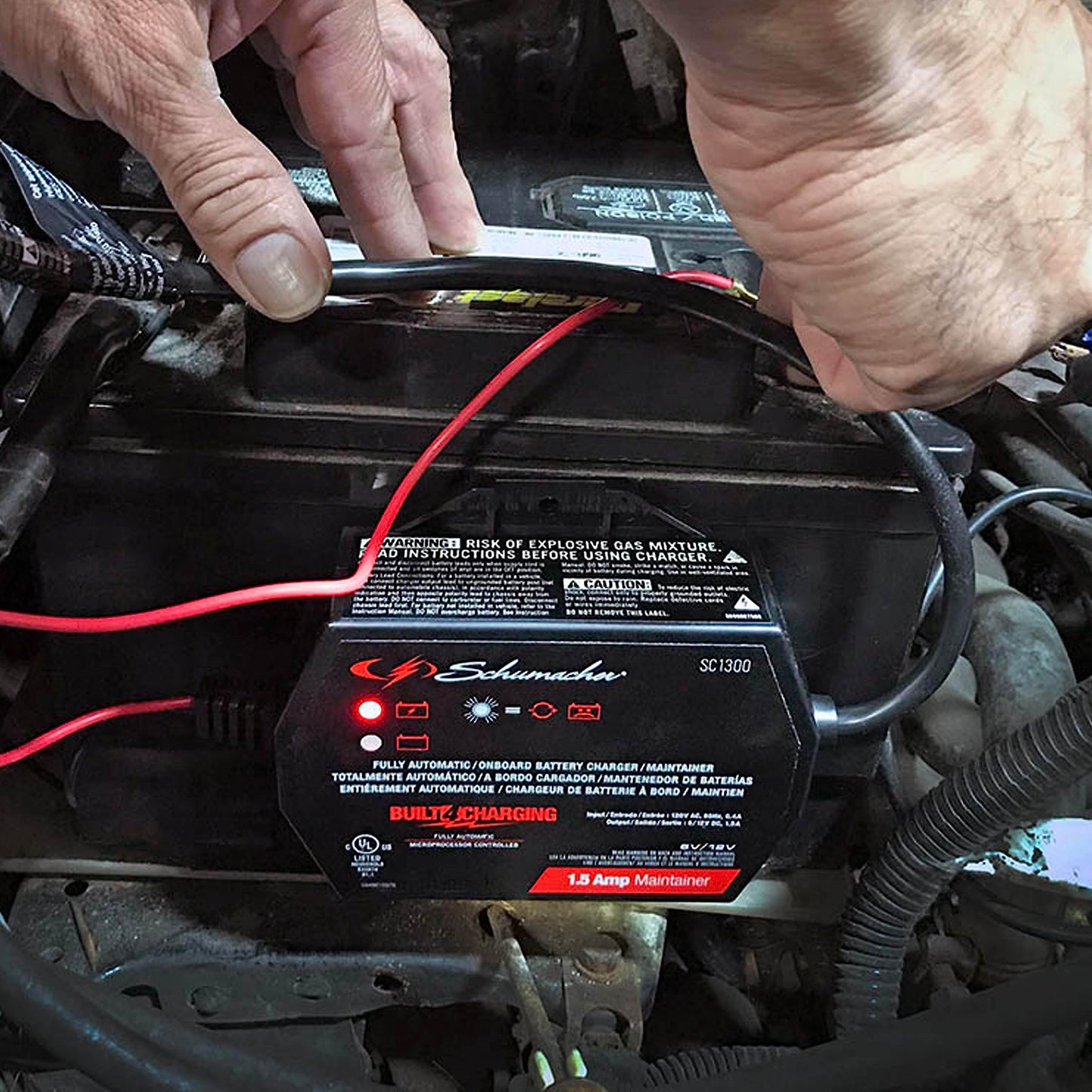 Schumacher SC1300 Cargador y mantenedor de batería completamente automático de montaje directo debajo del capó con detección de batería – 1.5 amperios, 6 V/12 V – para coches, motocicletas, tractores de césped, deportes eléctricos