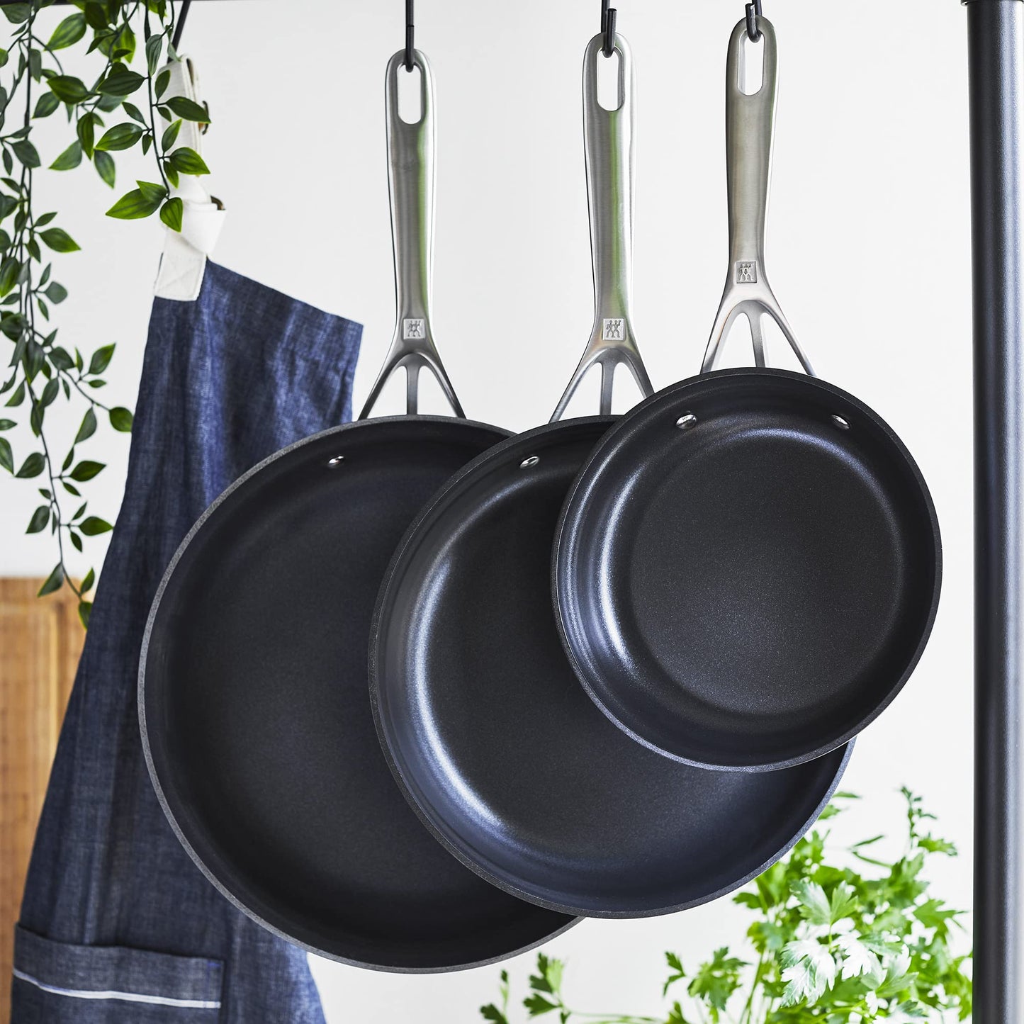 ZWILLING J.A. Henckels ZWILLING Motion - Juego de 3 sartenes antiadherentes de aluminio anodizado duro, color negro