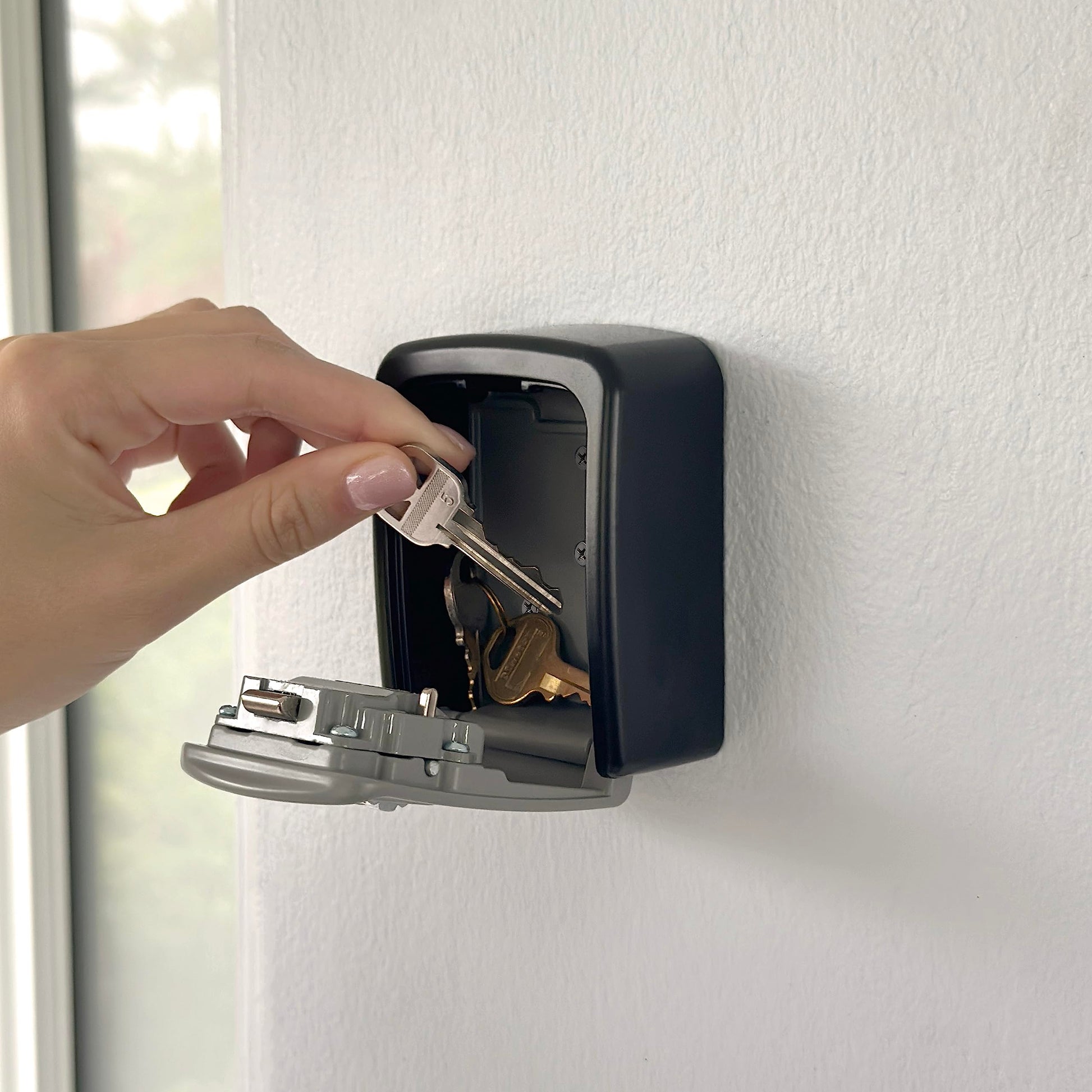 Iron Lock® - Caja de bloqueo para llave de pared con combinación de 4 dígitos, código reiniciable, interruptor A B y capacidad de 5 llaves, caja de seguridad impermeable para interiores y exteriores