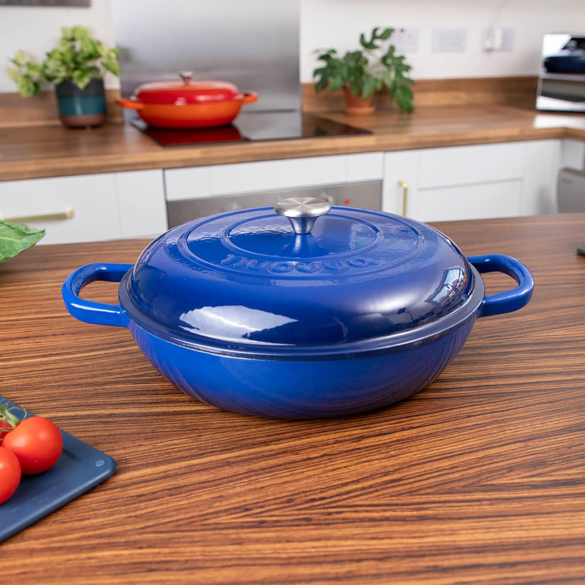 Nuovva - Cacerola de hierro fundido poco profunda con tapa, olla antiadherente para horno holandés, utensilios de cocina resistentes a prueba de horno, olla esmaltada, color azul oscuro, 5 cuartos de galón, 32 cm