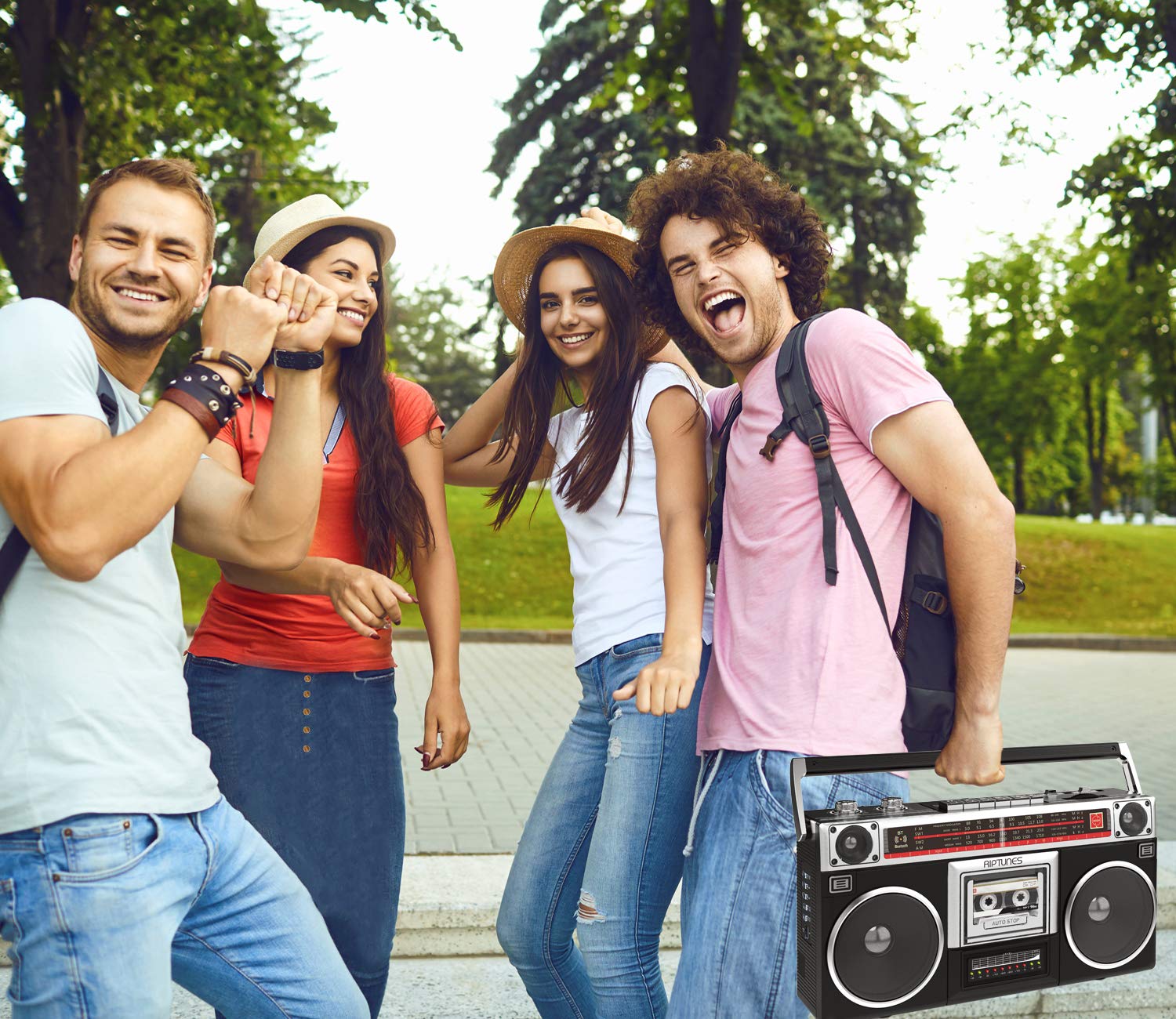 Boombox Riptunes Negro Estilo Clásico con Reproductor de Cassette y Radio AM/FM para Hombre