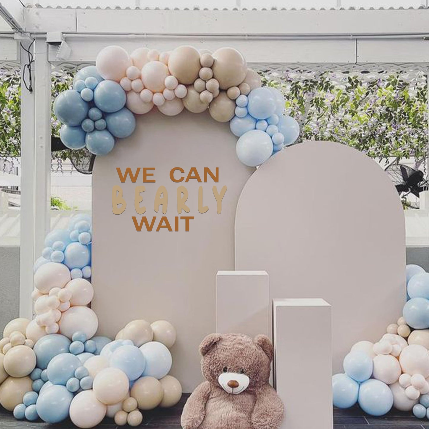 GIOGUK - Calcomanía de pared con texto "We Can Bearly Wait", decoración de fiesta de baby shower, suministros de fiesta de revelación de género, calcomanía de letrero de oso para arco de globos,