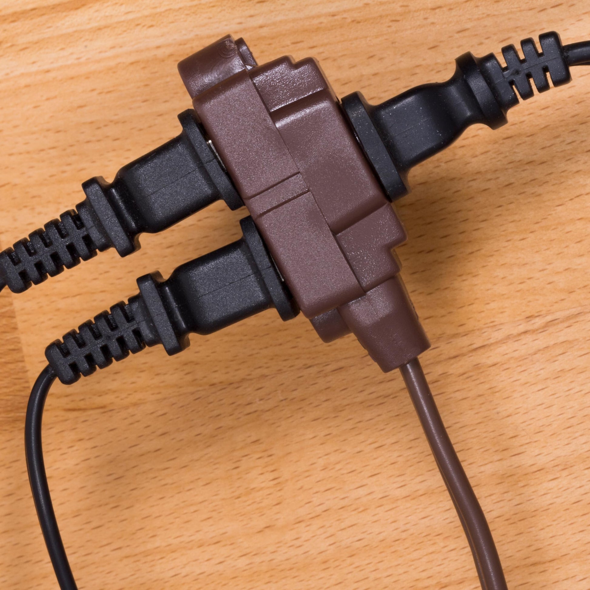 GE Designer - Extensión trenzada, 3 tiras, salidas de 2 dientes, enchufe plano, cable de alimentación sin enredos, perfecto para el hogar, la oficina o la cocina, clasificación UL, 12 ft, Marrón