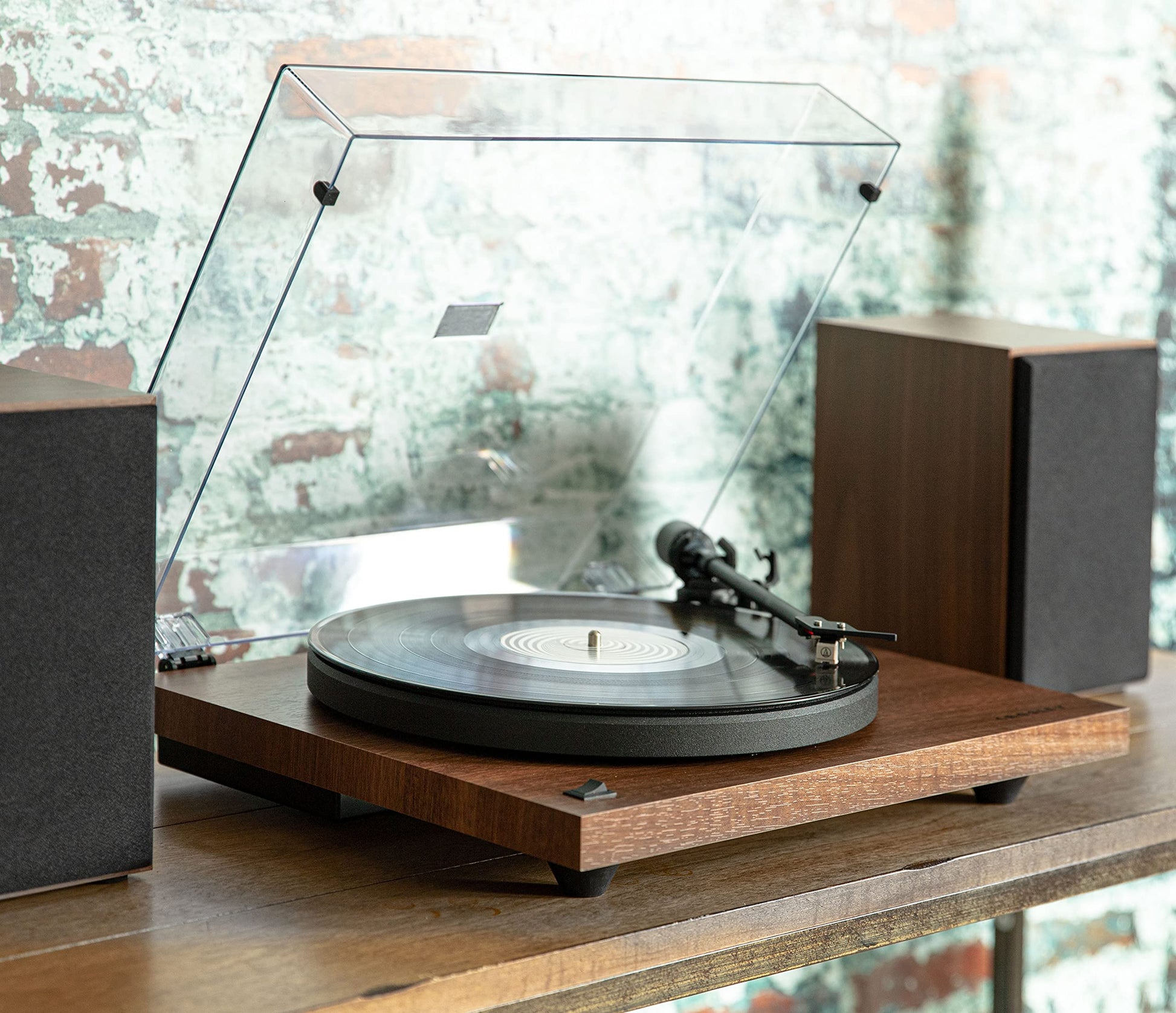 Crosley Tocadiscos Bluetooth C6B-WA con transmisión por Correa con Brazo de Tono Ajustable, Nogal