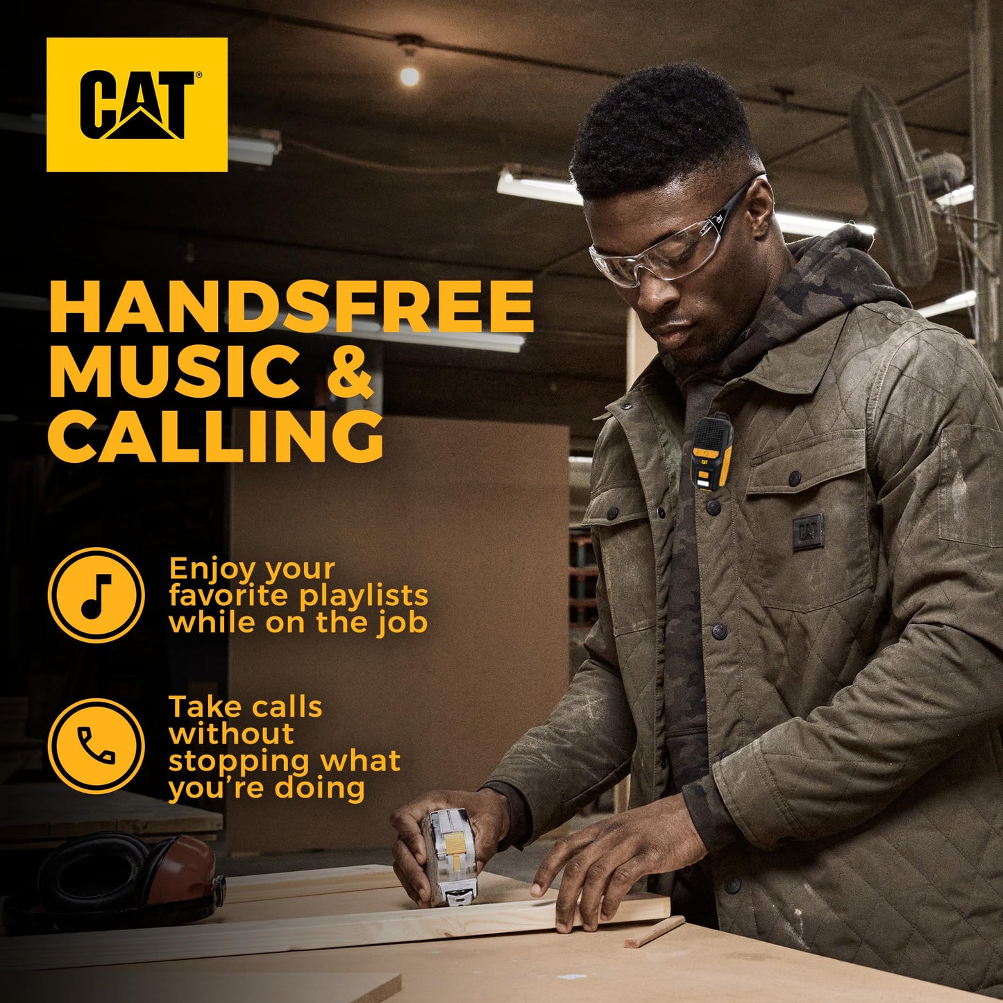 CAT - Altavoz Bluetooth portátil | Altavoz con clip con micrófono integrado para lugar de trabajo, construcción, exterior, resistente al agua, llamadas y música manos libres