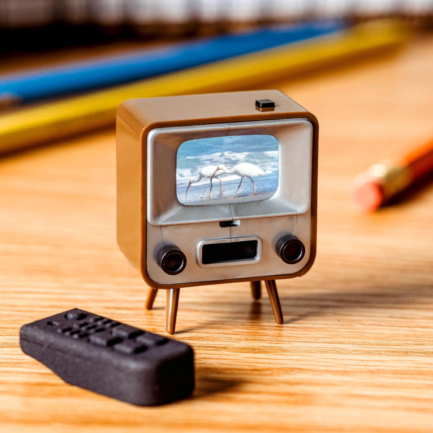 TinyCircuits TinyTV 2 Mini TV portátil Retro - visualización IPS de 1.14 Pulgadas, Videos precargados y Cargados, Recargable con USB-C, Controles de Perilla + Control Remoto pequeño (café)