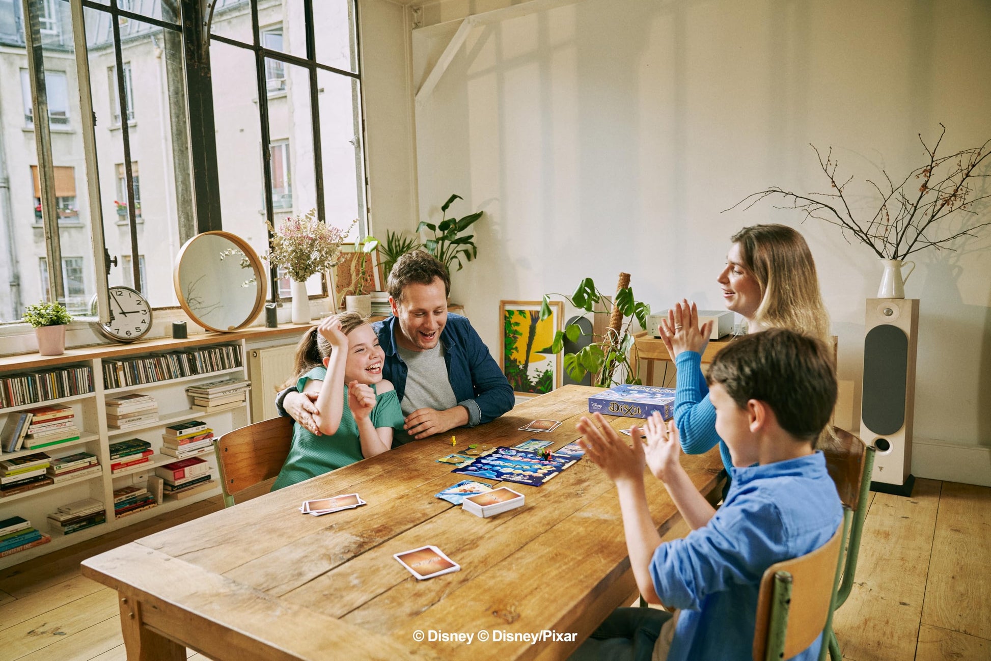 Dixit Juego de mesa Disney Edition - Juego de narración de historias para niños y adultos, edades de 8 años, 3 a 6 jugadores, tiempo de juego de 30 minutos
