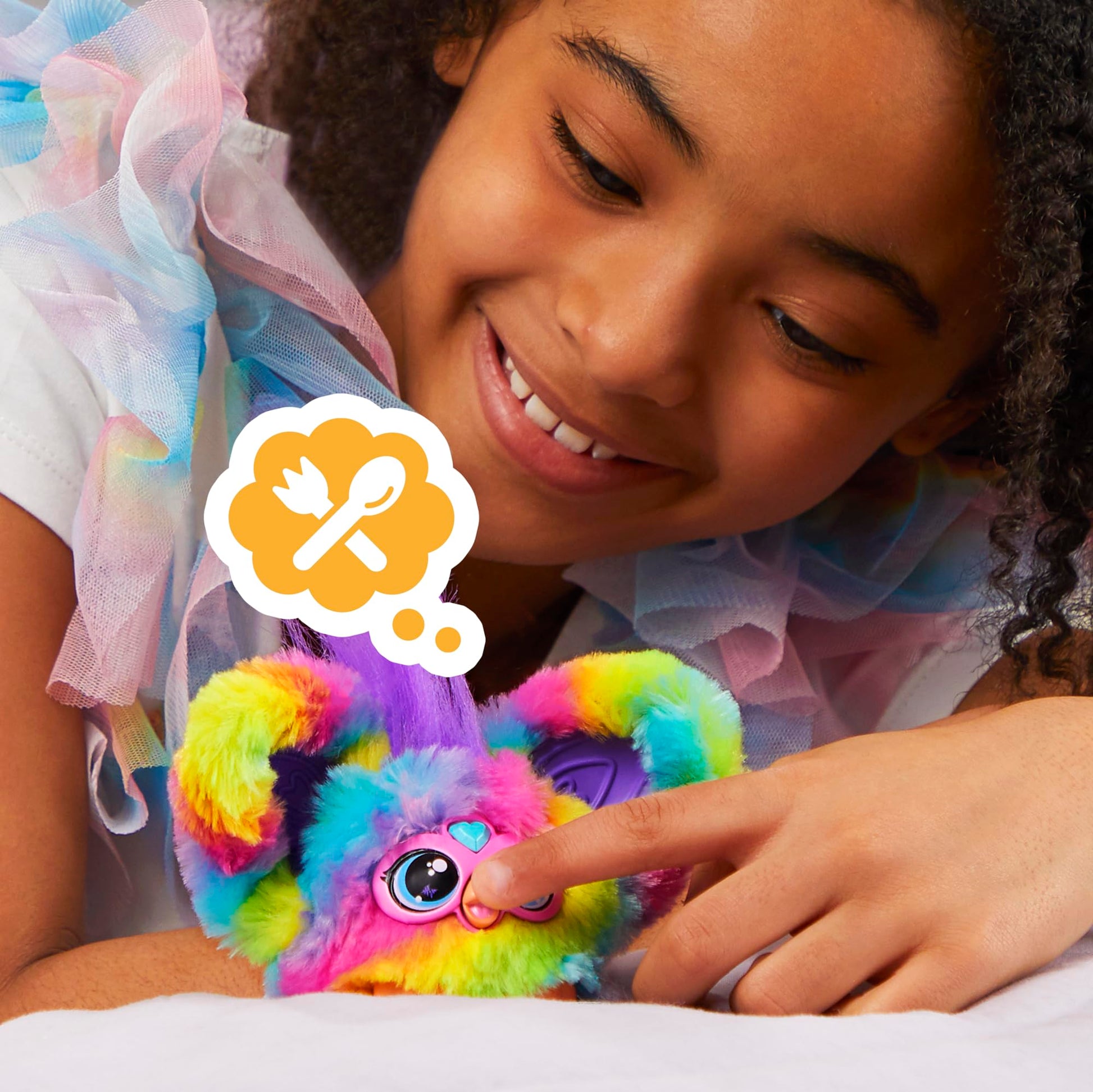 Furby Furblets Peluche Miniamigo Ray-Vee - Peluche electrónico arcoíris con más de 45 Sonidos, música K-Pop y Frases en Furbish con Llavero para niños y niñas a Partir de 6 años