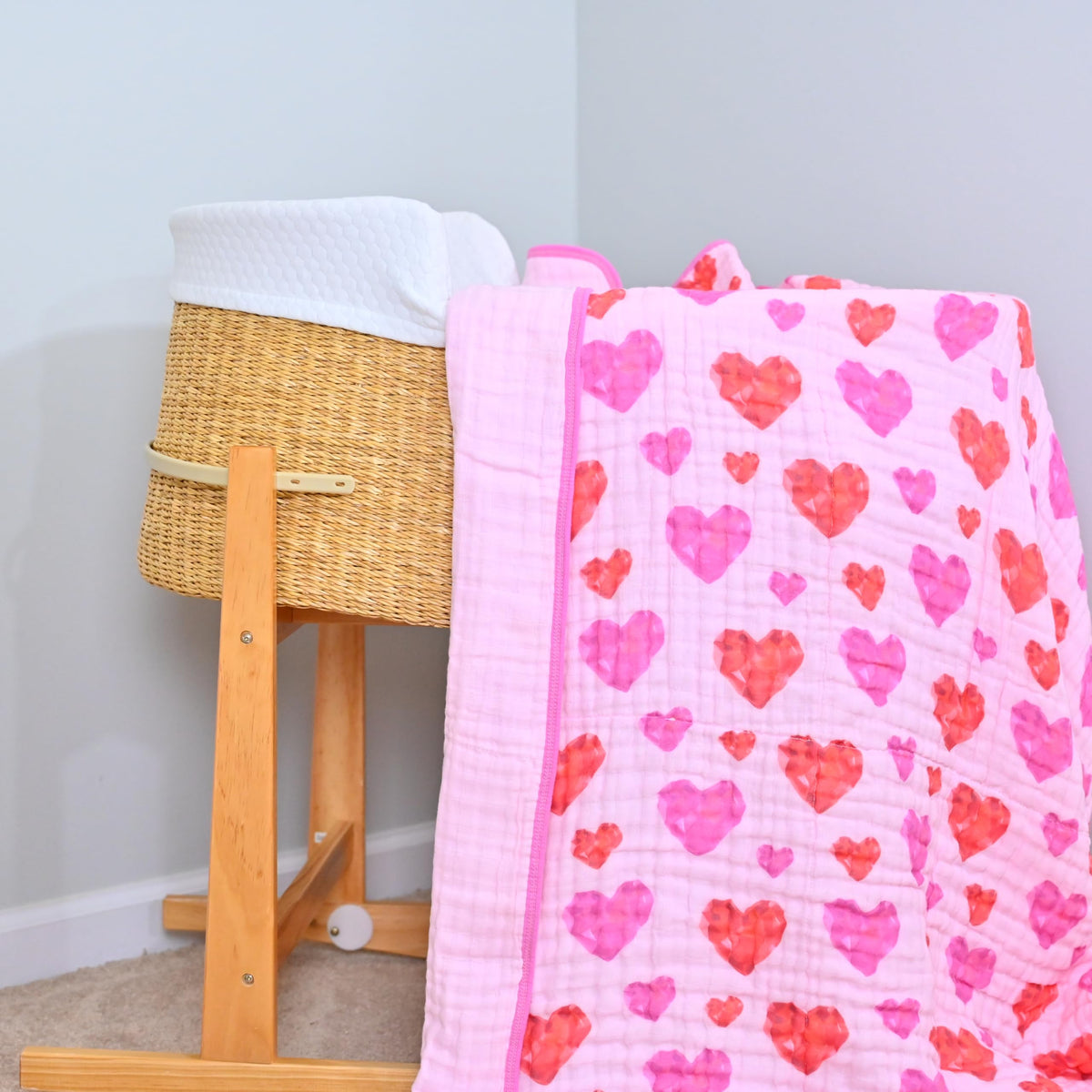 LollyBanks - Manta para bebé, 100 % algodón orgánico de muselina para niñas, colcha de 47 x 47 pulgadas, suave y transpirable de 6 capas, ropa de cama esencial para cuna (estampado de corazón de
