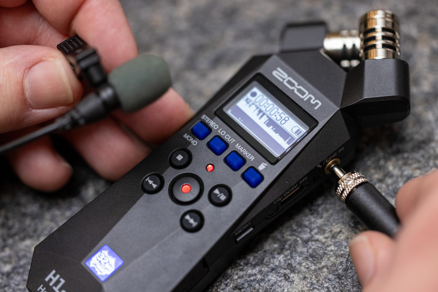 Grabadora Estéreo Zoom H1essential Blanca con Micrófonos X/Y y Flotador de 32 Bits para Músicos y Creadores