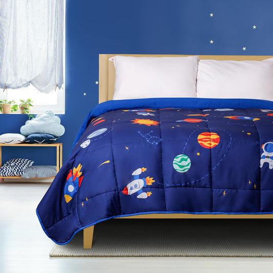 Dreamlab Edredón Ligero Infantil Reversible Hipoalergénico. Colcha Rellena de Microfibra Suave. Diseño para niño, niña o bebé. 1 Pieza. Espacio, Astronauta, Azul (Individual/Matrimonial 195 x 223cm)