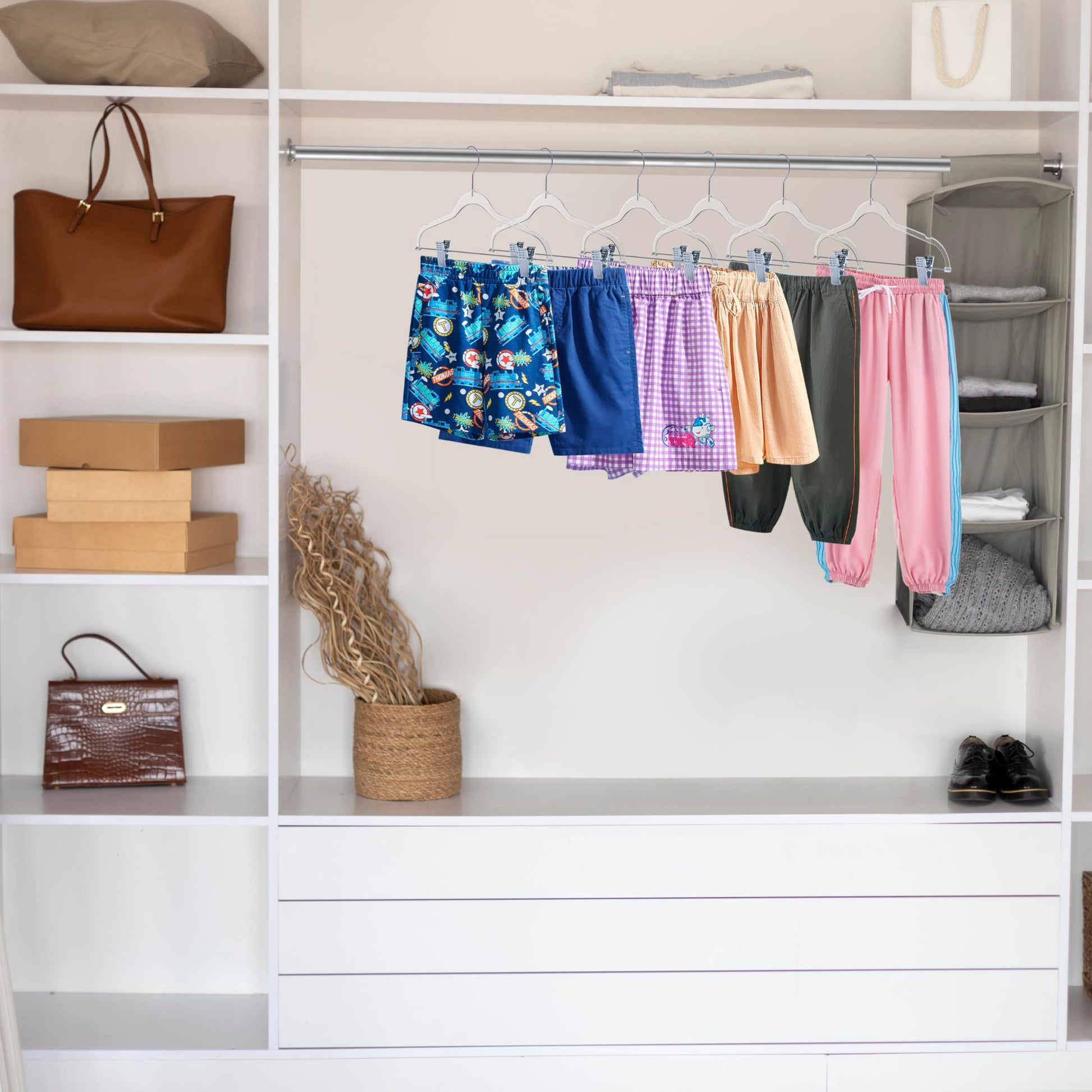 Perchas transparentes de calidad para pantalones de niños con clips, paquete de 20 | Perchas resistentes para faldas con gancho giratorio y muescas | Perchas con clips ahorradoras de espacio para