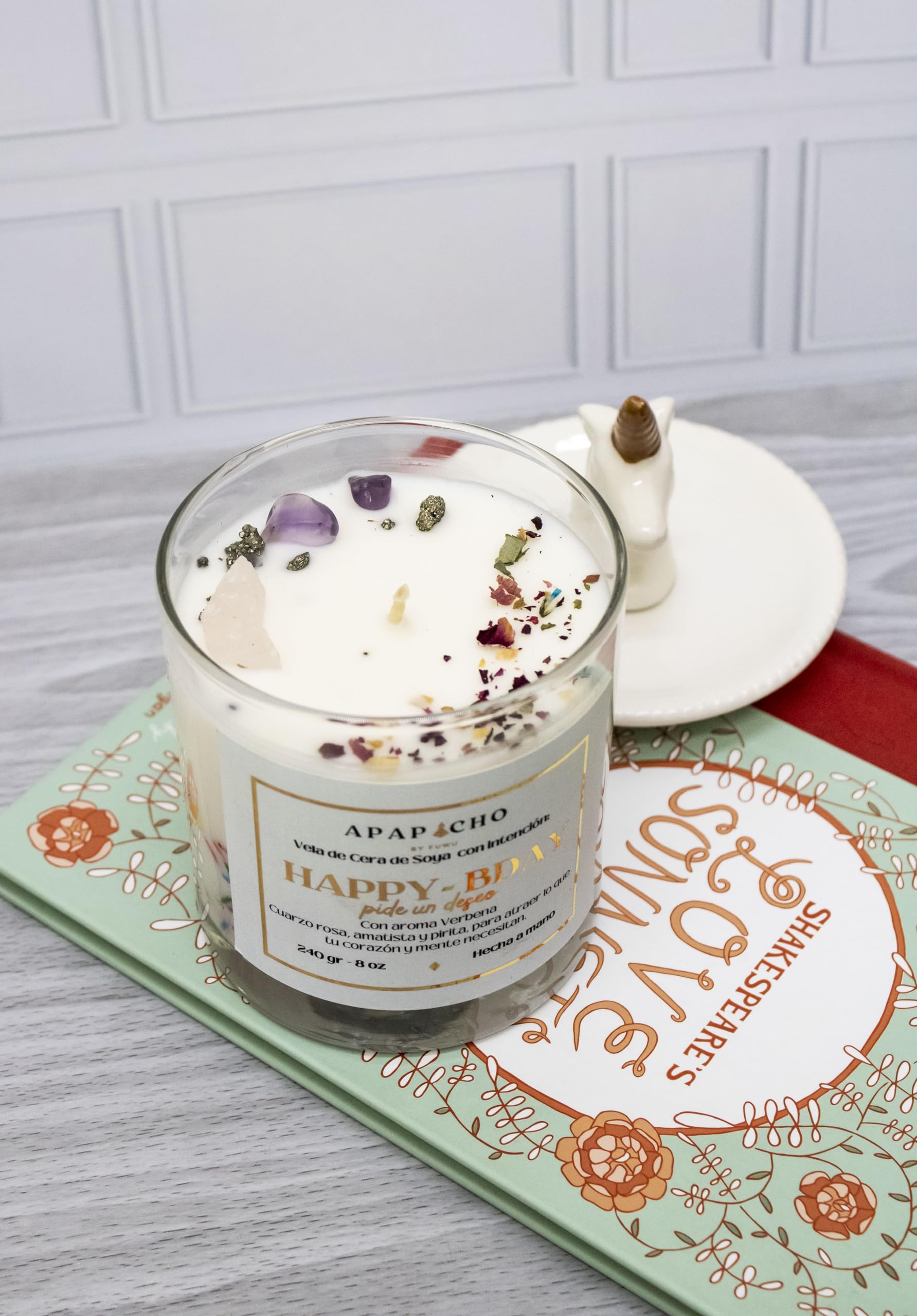 Fuwu, velas aromaticas relajantes Happy Birthday de cera de soya con cuarzos naturales, velas decorativas hechas a mano con hierbas de olor, aromatizantes para hogar, regalos de cumpleaños (Verbena)