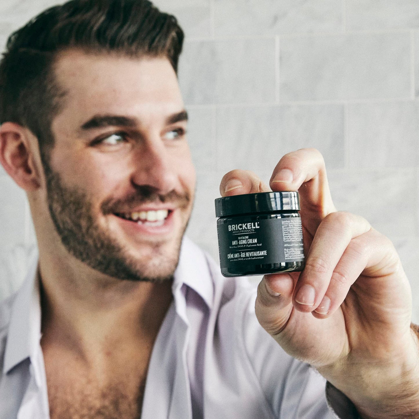 Brickell Crema revitalizante antienvejecimiento para hombres, crema facial natural y orgánica antiarrugas para reducir líneas finas y arrugas, 2 onzas, sin perfume