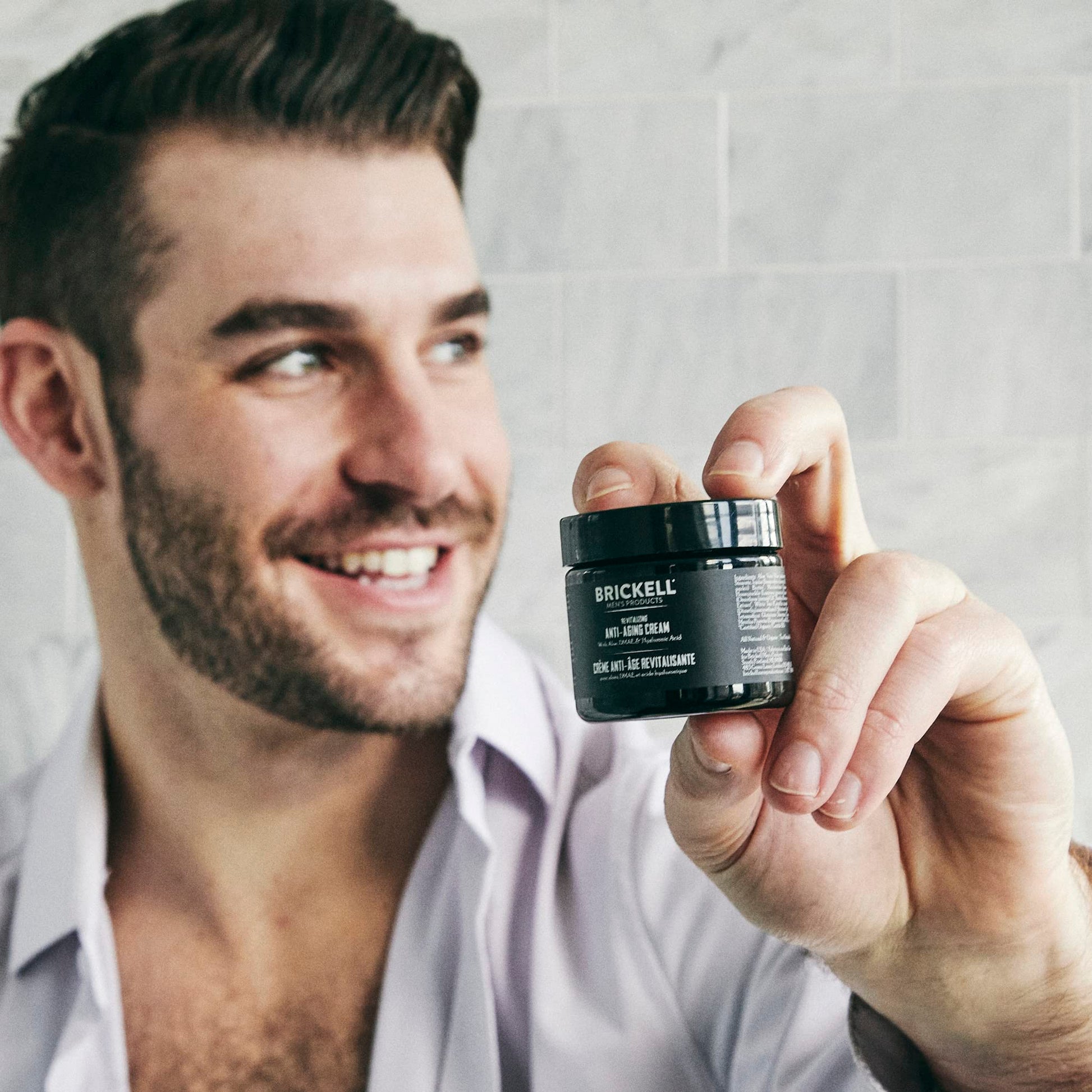 Brickell Crema revitalizante antienvejecimiento para hombres, crema facial natural y orgánica antiarrugas para reducir líneas finas y arrugas, 2 onzas, sin perfume