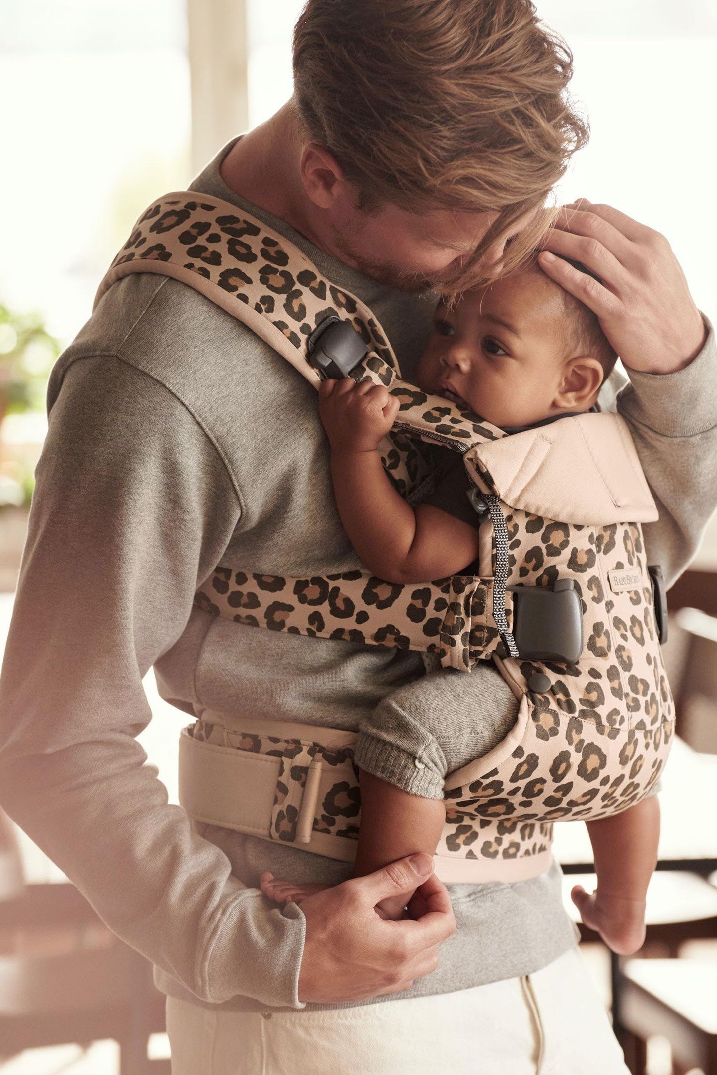BabyBjörn Baby Carrier One, algodón, beige/leopardo