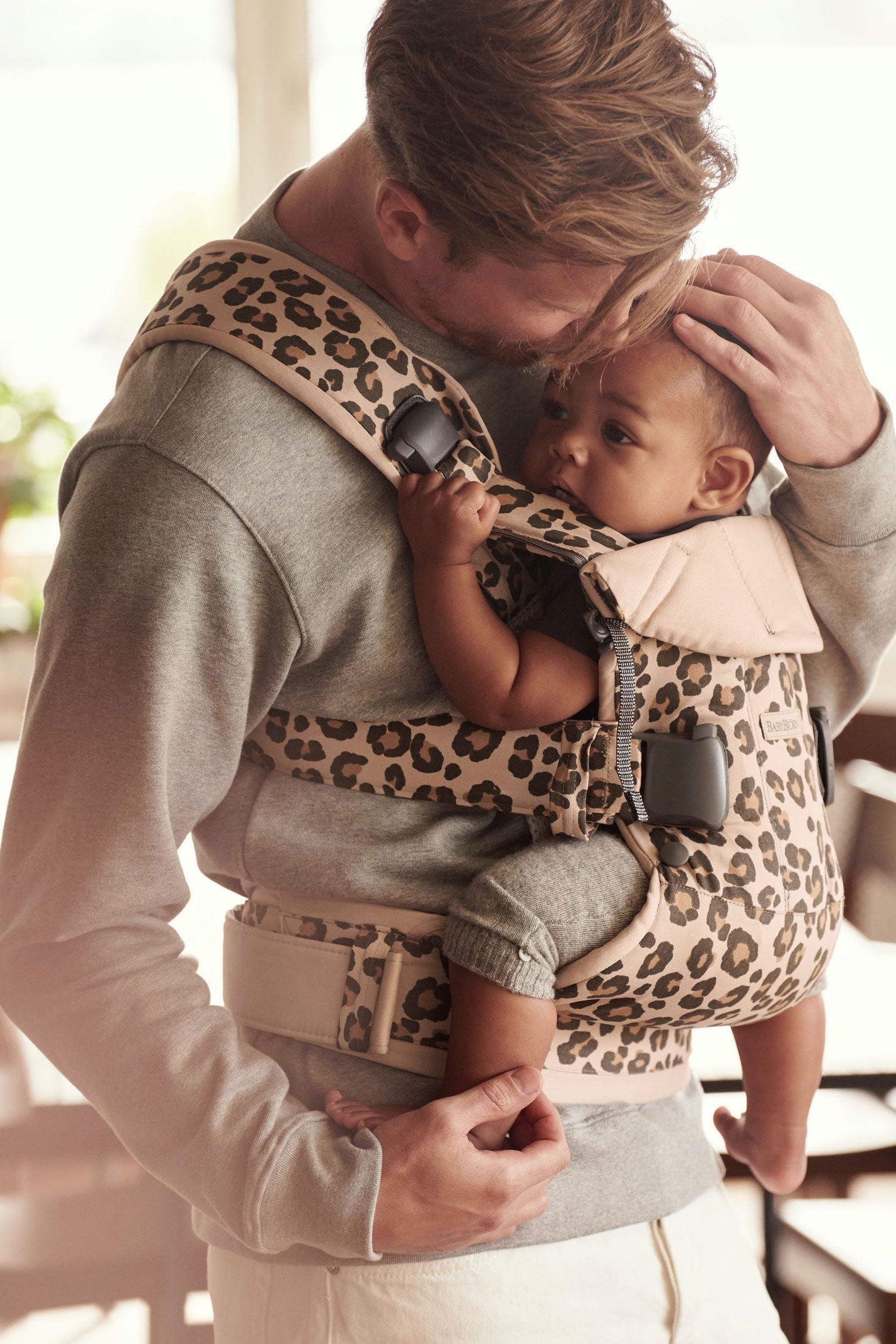 BabyBjörn Baby Carrier One, algodón, beige/leopardo