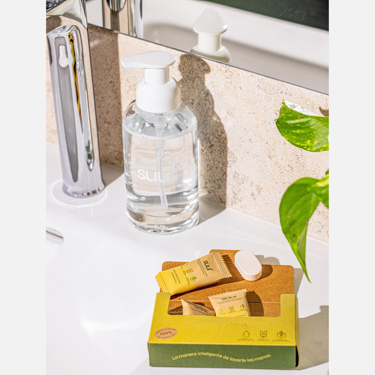 Suul Jabón Espuma Para Manos Recargable - Kit Inicial (1 envase espumador + 4 pastillas de 350ml. c/u), Ecológico y Antibacterial