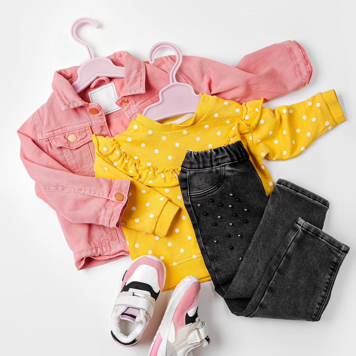 XEQWZVFR - 60 perchas de ropa para muñecas de 18 pulgadas, color rosa, resistentes, sin curvas, antideslizantes, para colgar ropa, para ahorrar espacio, para niñas, muñecas, vestido, vestido, casa de