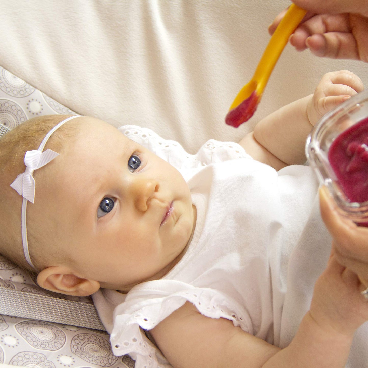 Innobaby - Cuchara de silicona para bebé con funda de transporte (4 unidades) (agua, mango, verde, rosa)