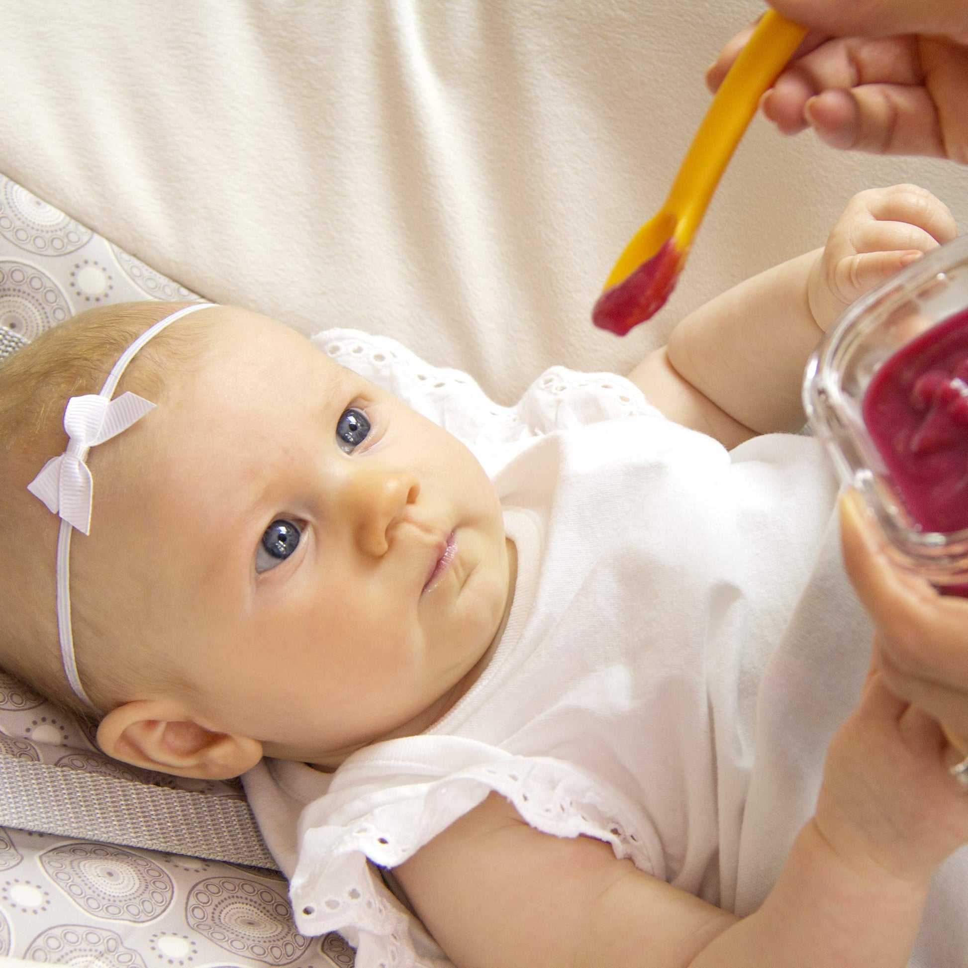 Innobaby - Cuchara de silicona para bebé con funda de transporte (4 unidades) (agua, mango, verde, rosa)