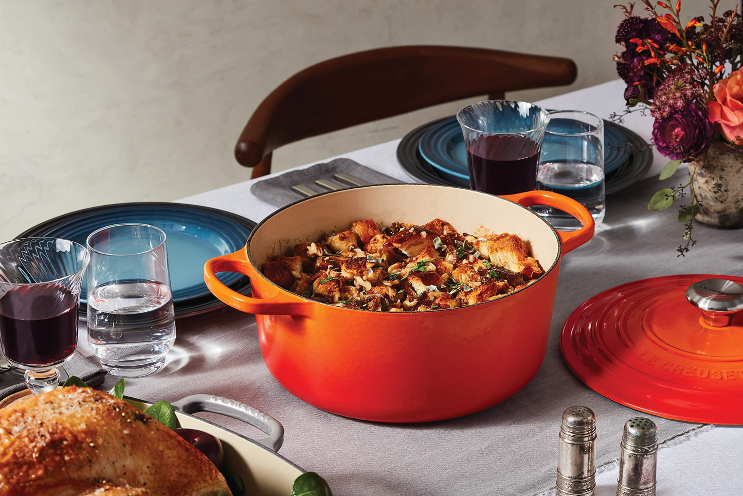 Le Creuset Horno holandés redondo de hierro fundido esmaltado, 5.5 cuartos de galón, llama