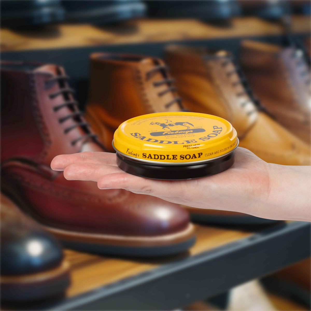 Fiebing’s Saddle Soap 100 g (3.5 oz) – Limpiador y Acondicionador para Cuero – Limpia y Pule en un Paso – Para Zapatos, Bolsos, Sillas de Montar y Artículos de Piel