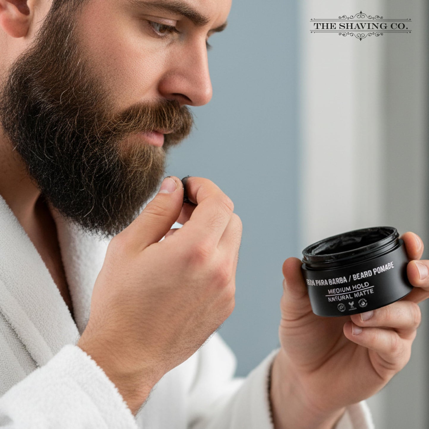 THE SHAVING CO CERA PARA BARBA - BEARD POMADE - Contiene VITAMINAS E y B5 - Pomada para barba base agua - MODELA - HIDRATA - NUTRE TU BARBA - Modela tu barba - FOLÍCULOS SANOS desde la raíz a la punta - Libre de Sulfatos - Cera Barba Suave 2oz / 57gr