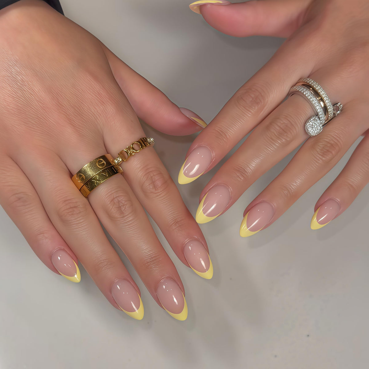 SXVME 30 Uñas Postizas Amarillas Francesas, Almendradas Cortas, Con Pegamento, Forma De Estilete Medio, Uñas Acrílicas Naturales Para Mujer, 15 Tamaños.