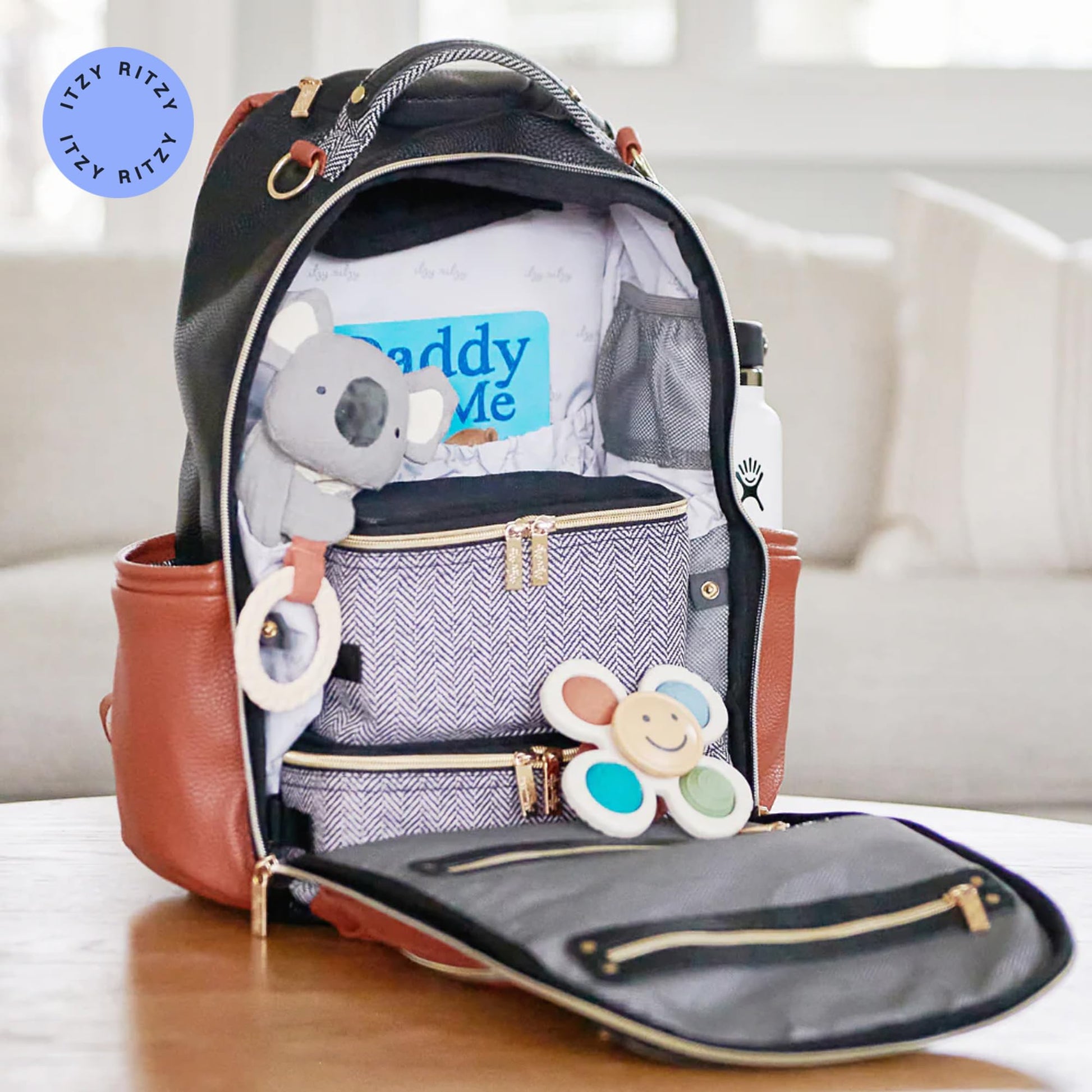 Itzy Ritzy - Mochila para pañales de gran capacidad Boss Plus para bebé con 19 bolsillos, cambiador, clips para cochecito y cómodas correas para mochila, café y crema