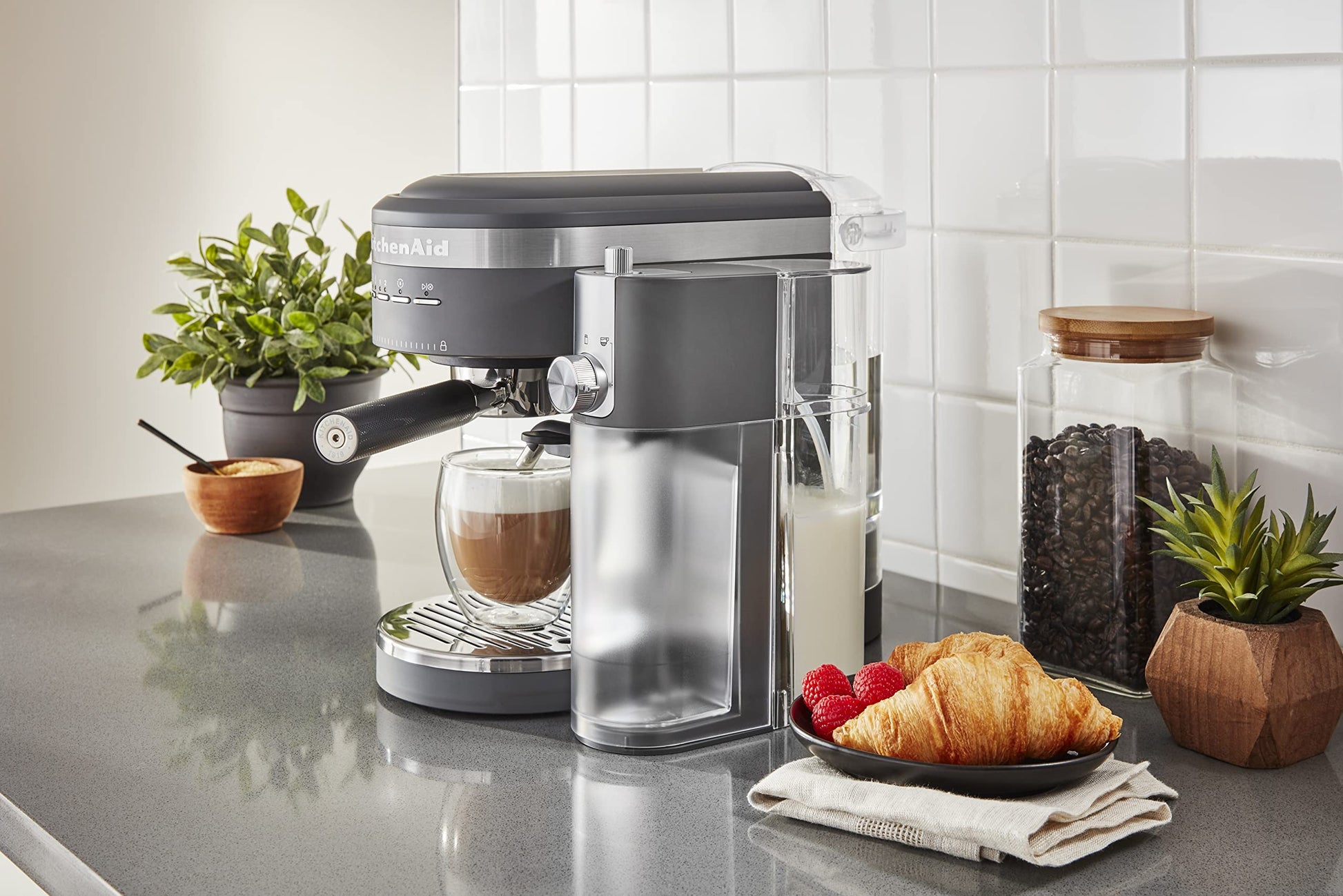 KitchenAid KES6404, máquina de café espresso semiautomática y accesorio automático para espumador de leche, color gris carbón