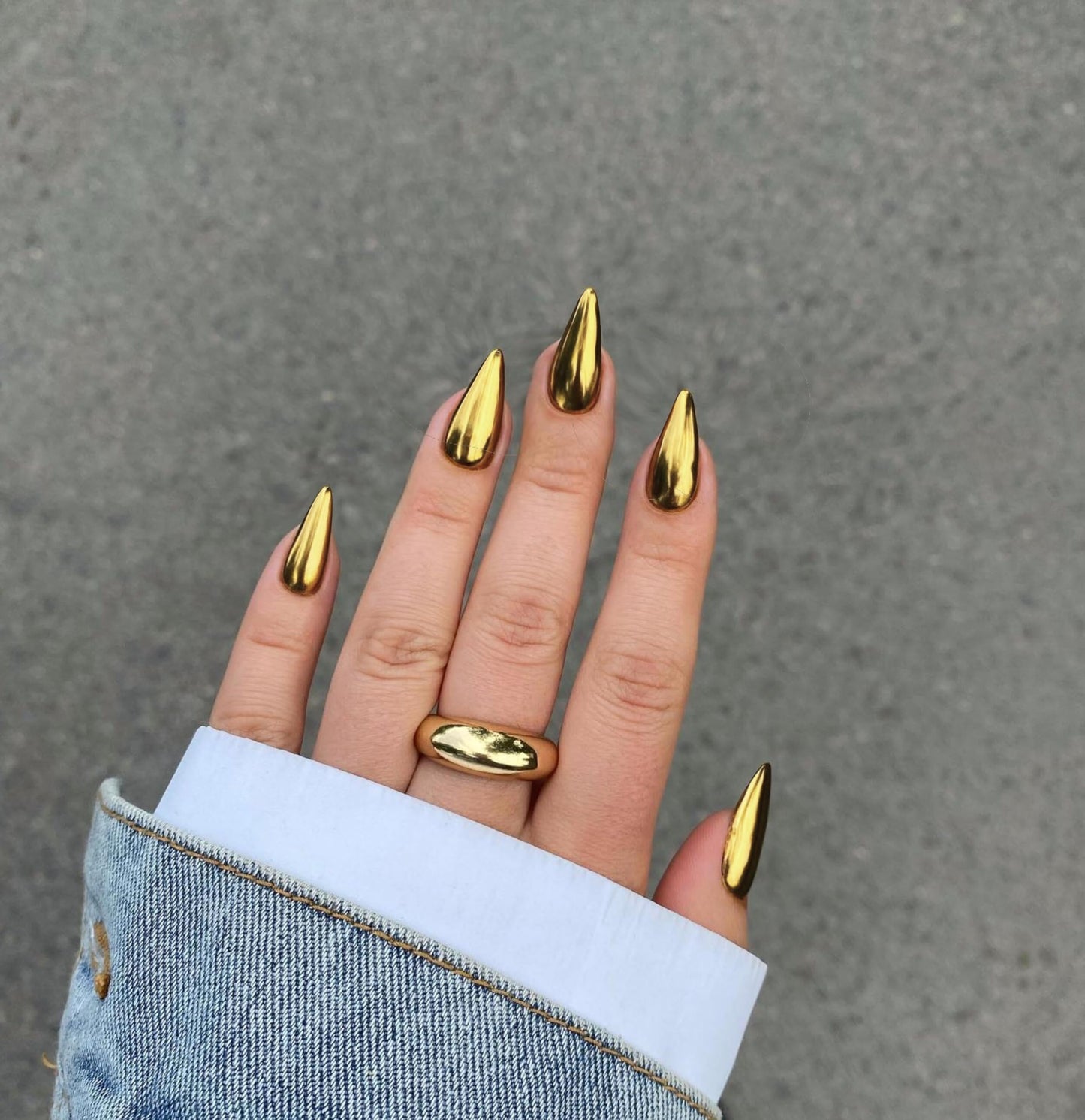 Sxvme Uñas Postizas De Metal Dorado Con Espejo, Uñas Con Forma De Almendra, Uñas Con Esmalte Cromado, Uñas Almendradas Medianas, Uñas Con Baño Brillante, Uñas Acrílic Oro Almendra 0,04 Onzas (Paquete
