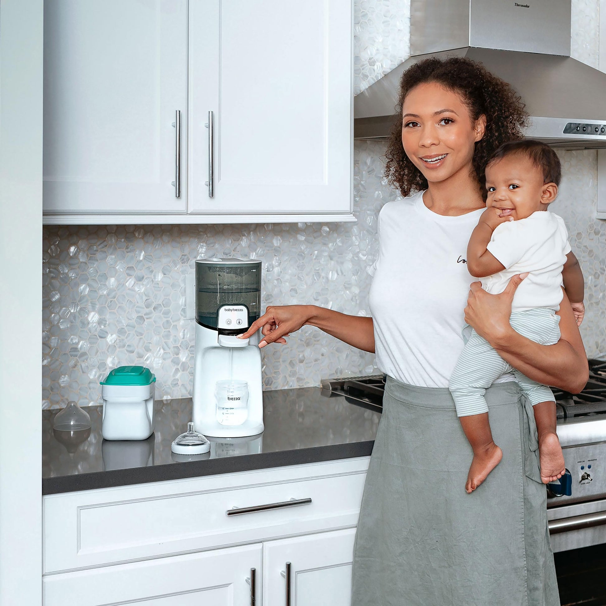 Baby Brezza Calentador instantáneo – Dispensa instantáneamente agua caliente a la temperatura perfecta del biberón – Sustituye a los calentadores tradicionales de biberones