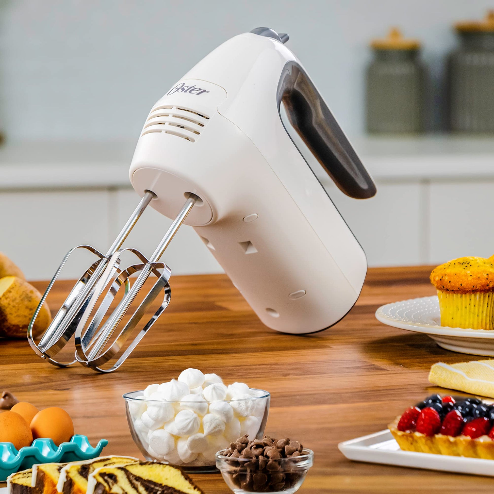 Batidora de Mano Oster blanca mango ergonómico 6 velocidades