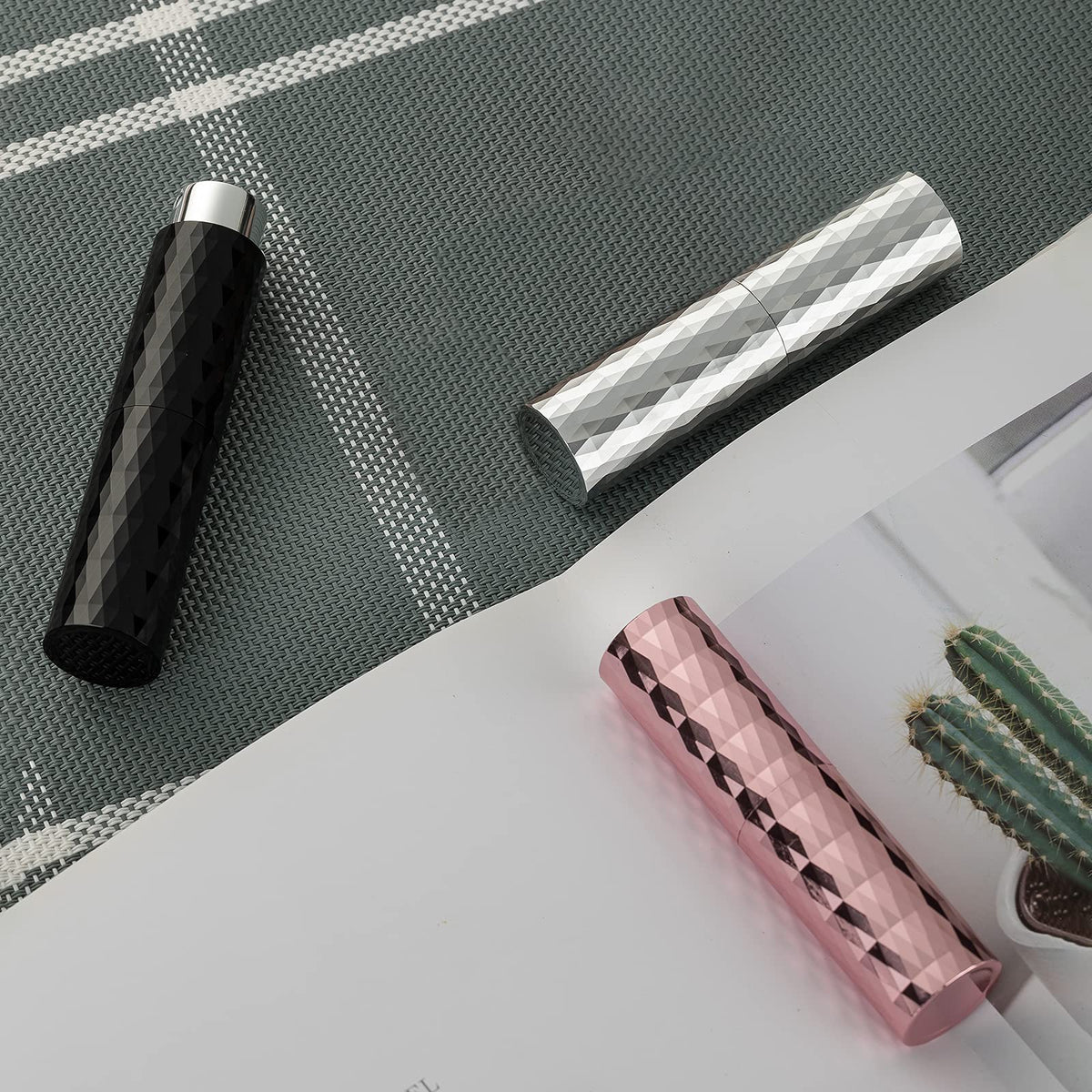 Lisapack - Dispensador de perfume de 8 ml (3 piezas), pequeño dispensador de perfume recargable, aspiradora para viajes, pulverizador de colonia portátil (patrón esculpido, plata, rosa, negro)