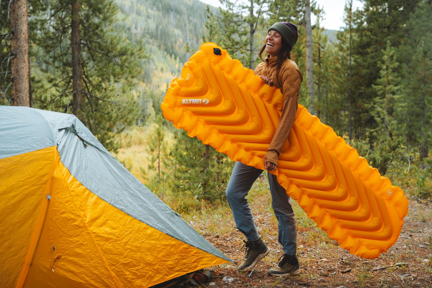 Klymit - Almohadilla de Dormir Inflable con Aislamiento estático V2, Comodidad Mejorada, portátil, Ultraligera, fácil de inflar, Cama de Aire Plegable para Camping, mochilero y Senderismo, azafrán